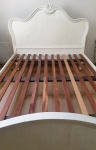 CLÁSSICA CAMA DE ESTILO PROVENÇAL FINAMENTE EXECUTADA EM MADEIRA NOBRE. ELEGANTE MONTAGEM COM PÉS CURVOS E RICO ENTALHE. BRASIL MEADOS DO SÉCULO XX. ÓTIMO ESTADO DE CONSERVAÇÃO COM ESTRUTURA FIRME, PATINA APRESENTA MARCAS DO TEMPO.  MEDE APROX 138 CM DE ALTURA X 200 CM DE COMPRIMENTO X 150 CM DE LARGURA.