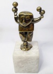 INOS CORRADIN com certificado - ´´EQUILIBRISTA´´ - Charmosa e linda escultura executada em bronze com bela pátina á ouro branco de excepcional qualidade escultórica e fundição representando clássico equilibrista elegantemente montada sobre grande e elegante caixa de ônix claro. Assinado Inos. Perfeito estado de conservação. Mede 28 x 10 x 10 cm. Acompanha certificado de autenticidade emitido pelo artista e registrado em cartório. NOTA: Artista premiado e catalogado. 1929 Nasce em 14 de novembro, em Vogogna, Piemonti, Itália. Com alguns meses seus pais transferem-se para Montreaux, Suíça Francesa, onde permanece até os 5 anos de idade. Depois, volta para a Itália, em Castelbado, Província de Padova, terra de seus pais, onde passa a infância e juventude. 1945Estuda pintura com o professor Tardivello. 1947Colabora com o pintor Pendini na execução de um mural alusivo aos mártires da resistência italiana, em Castelbaldo, Padova Itália. 1950Chega ao Brasil, estabelecendo-se em Jundiaí, São Paulo. 1951Conhece o pintor argentino Osvaldo Navarro que dirige o Atelier Cooperativa Politone na Vila Mariana, São Paulo. É convidado a fazer parte do núcleo artístico do qual participam, entre outros, os pintores: Ian Woronieki e Geraldo Trindade Leal e mais cinco pintores. 1952Convidado a participar do II Salão Paulista de arte moderna de São Paulo. 1953Chega a Salvador da Bahia com o pintor Trindade Leal. Conhece o grupo artístico baiano da época: Mário Cravo Júnior, Rubens Valentin, Aguinaldo dos Santos, Caribè, Raimundo de Oliveira, Pancetti, Jenner Augusto, Wilson Rocha e Mirabeau Sampaio, o crítico Wilson Rocha e o cantor e compositor Dorival Caymmi. 1954Convidado a participar do Salão Nacional de Arte Moderna do Rio de Janeiro.Osvaldo Gil Navarro o convida a participar da equipe de cenógrafos do Ballet do IV Centenário de São Paulo. Executa cenários para ballet e peças teatrais para Rugero Giacobbi e Aldo Cravo.1955Continua ativo como cenógrafo. 1957Começa uma nova fase de sua vida. Chega a Ibiúna, São Paulo, onde pinta e trabalha com os madeireiros que na época tinham na madeira sua principal fonte de economia, de onde extraia madeira para sua pequena fábrica de brinquedos. Nesta cidade, conhece o seu primeiro e mais importante marchand: Américo Reisfeld, que após cessar suas atividades é sucedido por seu genro, o Sr. Josef Bar-Tzion, que o representa em diversas exposições internacionais. 1960Casa-se com Maria Helena Rolin Carmelo com a qual teve três filhos. 1976É representado pela Sra. Carla Surian Albori com exclusividade européia. 1977Faz sua primeira exposição individual na Galeria de Arte André São Paulo, hoje denominada Nova André Galeria, onde trabalhou com exclusividade para André Blau, desde o começo da década de 60. 1979Contratado para pintar um cenário 8 x 11m para o teatro de Rovigo Itália 1990A Prefeitura de Jundiaí adquire 5 obras, com motivos religiosos, que estão expostos no Velório Municipal Adamastor Fernandes. 1993A Prefeitura Municipal de Jundiaí lhe presta uma homenagem pelos seus 40 Anos de Pintura, organizando uma exposição retrospectiva no Paço Municipal Nova Jundiaí, com obras emprestadas por inúmeros colecionadores. 1997Lança o livro La Visione Incantata na Nova André Galeria, em S.Paulo, com uma exposição. (livro lançado simultaneamente no Brasil e na Europa), lançado por Edas Edizioni DArte Surian. 2001Lança seu livro Venticinque Anni di mostre in Europa, lançado por Edas Edizioni DArte Surian. 2002A Companhia Italiana Costa Navegações lança ao mar o navio Costa Atlântica em Veneza e o contrata para decorar suas cabines com 800 serigrafias e 42 óleos sobre tela.Passa a fazer parte dos anais da Câmara Federal com discurso feito pelo Deputado Federal André Benassi ressaltando sua importância na pintura no Brasil e exterior. 2004Comemora 50 anos de pintura com uma super exposição no Hotel Intercontinental, na Al.Santos em S.Paulo, onde lançou seu livro 50 Anos de Pintura, editado por Auderi Martins. 2005É solicitado pela Prefeitura Municipal de Jundiaí, através do Prefeito Ary Fossen para criar um selo comemorativo dos 350 anos da cidade. Este selo também foi lançado pela Empresa Brasileira de Correios e Telégrafos. 2006É homenageado pela Associação Terapêutica de Estimulação Auditiva e Linguagem - ATEAL, juntamente com a Prefeitura Municipal de Jundiaí, em função de sua benemerência com as crianças assistidas dessa ONG, que inclusive reproduziram de forma singular algumas de suas obras. 2007Pinta o óleo sobre tela Tributo à Serra do Japi (l,80 x 9,00m), cuja réplica transformada num painel de 9,00 e 4,5 metros, encontra-se em exposição permanente na Rodoviária de Jundiaí, a convite do Prefeito Ary Fossen. 2008Lançamento do documentário INOS que traça um panorama de sua vida artística nos seus 56 anos de carreira, bem como curiosidades de sua vida pessoal. 2009Ano em que Inos completa 80 anos. As comemorações começaram em maio, na Itália, onde ele foi homenageado pela Prefeitura de Padova, através do Prefeito Flavio Zanonato, com uma exposição num Palácio Medieval do século XVI, na Salla della Gran Guardia na Piazza dei Signori.Em setembro, Inos fecha as comemorações com uma grande exposição na Nova André Galeria, onde trabalhou com exclusividade por 30 anos. Inos retorna à sua velha casa, depois de percorrer um longo caminho com mais de 200 exposições internacionais.Ainda em 2009,lança a 2ª edição do livro 50 Anos de Pintura com uma noite de autógrafos na Livraria da Vila, Al.Lorena em S.Paulo; 2010A Prefeitura de Jundiaí, por iniciativa do prefeito, Sr. Miguel Haddad, presta-lhe uma homenagem pelos seus 80 anos com uma exposição de esculturas e fotos de sua carreira ao lado de familiares e celebridades do mundo das artes, da música e da política nacional e internacional. O momento mais emocionante da homenagem foi o espetáculo musical, organizado por sua assessora Sandra Carnio, chamado Um concerto para Inos com músicas que retrataram momentos marcantes da vida do pintor, tendo à frente a cantora Clarina Fasanaro e músicos convidados.A convite do artista Ivald Granato passa a integrar o Grupo dos Onze (G11). O referido grupo é composto de renomados artistas da atualidade, dentre eles Cláudio Tozzi, Mario Gruber, Peticov, entre outros.A escultura O Saxofonista é escolhida para premiar sessenta grandes nomes da indústria musical brasileira no evento Expo Show Business, promovido por Tom Gomes. Dentre os premiados, Dody Serena, empresário do cantor Roberto Carlos, Guto Graça Mello, produtor musical da TV Globo, Marcelo Castello Branco, presidente da gravadora EMI e José Celso Guida, diretor geral da gravadora Biscoito Fino. 2011É homenageado com a exposição Gabinete de Arte Inos Corradin na Câmara Federal Brasília - DF , por ocasião do Momento Itália/Brasil. Inos que chegou ao Brasil na década de 50 é um símbolo da ligação e amizade entre brasileiros e italianos. 2013É homenageado na cidade de Padova - Itália, com o prêmio "Città di Padova 2013" pela sua trajetória artística.