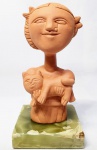 INOS CORRADIN com certificado - ''Menina com Gato'' - Clássica e belíssima escultura em terracota patinada de excelente qualidade escultórica, elegantemente montada sobre base de ônix verde. Assinado Inos. Perfeito estado de conservação. Mede 17 x 8,5 x 8,5 cm. Acompanha certificado de autenticidade emitido pelo artista e registrado em cartório. NOTA: Artista premiado e catalogado.1929 Nasce em 14 de novembro, em Vogogna, Piemonti, Itália. Com alguns meses seus pais transferem-se para Montreaux, Suíça Francesa, onde permanece até os 5 anos de idade. Depois, volta para a Itália, em Castelbado, Província de Padova, terra de seus pais, onde passa a infância e juventude. 1945Estuda pintura com o professor Tardivello. 1947Colabora com o pintor Pendini na execução de um mural alusivo aos mártires da resistência italiana, em Castelbaldo, Padova Itália. 1950Chega ao Brasil, estabelecendo-se em Jundiaí, São Paulo. 1951Conhece o pintor argentino Osvaldo Navarro que dirige o Atelier Cooperativa Politone na Vila Mariana, São Paulo. É convidado a fazer parte do núcleo artístico do qual participam, entre outros, os pintores: Ian Woronieki e Geraldo Trindade Leal e mais cinco pintores. 1952Convidado a participar do II Salão Paulista de arte moderna de São Paulo. 1953Chega a Salvador da Bahia com o pintor Trindade Leal. Conhece o grupo artístico baiano da época: Mário Cravo Júnior, Rubens Valentin, Aguinaldo dos Santos, Caribè, Raimundo de Oliveira, Pancetti, Jenner Augusto, Wilson Rocha e Mirabeau Sampaio, o crítico Wilson Rocha e o cantor e compositor Dorival Caymmi. 1954Convidado a participar do Salão Nacional de Arte Moderna do Rio de Janeiro.Osvaldo Gil Navarro o convida a participar da equipe de cenógrafos do Ballet do IV Centenário de São Paulo. Executa cenários para ballet e peças teatrais para Rugero Giacobbi e Aldo Cravo.1955Continua ativo como cenógrafo. 1957Começa uma nova fase de sua vida. Chega a Ibiúna, São Paulo, onde pinta e trabalha com os madeireiros que na época tinham na madeira sua principal fonte de economia, de onde extraia madeira para sua pequena fábrica de brinquedos. Nesta cidade, conhece o seu primeiro e mais importante marchand: Américo Reisfeld, que após cessar suas atividades é sucedido por seu genro, o Sr. Josef Bar-Tzion, que o representa em diversas exposições internacionais. 1960Casa-se com Maria Helena Rolin Carmelo com a qual teve três filhos. 1976É representado pela Sra. Carla Surian Albori com exclusividade européia. 1977Faz sua primeira exposição individual na Galeria de Arte André São Paulo, hoje denominada Nova André Galeria, onde trabalhou com exclusividade para André Blau, desde o começo da década de 60. 1979Contratado para pintar um cenário 8 x 11m para o teatro de Rovigo Itália 1990A Prefeitura de Jundiaí adquire 5 obras, com motivos religiosos, que estão expostos no Velório Municipal Adamastor Fernandes. 1993A Prefeitura Municipal de Jundiaí lhe presta uma homenagem pelos seus 40 Anos de Pintura, organizando uma exposição retrospectiva no Paço Municipal Nova Jundiaí, com obras emprestadas por inúmeros colecionadores. 1997Lança o livro La Visione Incantata na Nova André Galeria, em S.Paulo, com uma exposição. (livro lançado simultaneamente no Brasil e na Europa), lançado por Edas Edizioni DArte Surian. 2001Lança seu livro Venticinque Anni di mostre in Europa, lançado por Edas Edizioni DArte Surian. 2002A Companhia Italiana Costa Navegações lança ao mar o navio Costa Atlântica em Veneza e o contrata para decorar suas cabines com 800 serigrafias e 42 óleos sobre tela.Passa a fazer parte dos anais da Câmara Federal com discurso feito pelo Deputado Federal André Benassi ressaltando sua importância na pintura no Brasil e exterior. 2004Comemora 50 anos de pintura com uma super exposição no Hotel Intercontinental, na Al.Santos em S.Paulo, onde lançou seu livro 50 Anos de Pintura, editado por Auderi Martins. 2005É solicitado pela Prefeitura Municipal de Jundiaí, através do Prefeito Ary Fossen para criar um selo comemorativo dos 350 anos da cidade. Este selo também foi lançado pela Empresa Brasileira de Correios e Telégrafos. 2006É homenageado pela Associação Terapêutica de Estimulação Auditiva e Linguagem - ATEAL, juntamente com a Prefeitura Municipal de Jundiaí, em função de sua benemerência com as crianças assistidas dessa ONG, que inclusive reproduziram de forma singular algumas de suas obras. 2007Pinta o óleo sobre tela Tributo à Serra do Japi (l,80 x 9,00m), cuja réplica transformada num painel de 9,00 e 4,5 metros, encontra-se em exposição permanente na Rodoviária de Jundiaí, a convite do Prefeito Ary Fossen. 2008Lançamento do documentário INOS que traça um panorama de sua vida artística nos seus 56 anos de carreira, bem como curiosidades de sua vida pessoal. 2009Ano em que Inos completa 80 anos. As comemorações começaram em maio, na Itália, onde ele foi homenageado pela Prefeitura de Padova, através do Prefeito Flavio Zanonato, com uma exposição num Palácio Medieval do século XVI, na Salla della Gran Guardia na Piazza dei Signori.Em setembro, Inos fecha as comemorações com uma grande exposição na Nova André Galeria, onde trabalhou com exclusividade por 30 anos. Inos retorna à sua velha casa, depois de percorrer um longo caminho com mais de 200 exposições internacionais.Ainda em 2009,lança a 2ª edição do livro 50 Anos de Pintura com uma noite de autógrafos na Livraria da Vila, Al.Lorena em S.Paulo; 2010A Prefeitura de Jundiaí, por iniciativa do prefeito, Sr. Miguel Haddad, presta-lhe uma homenagem pelos seus 80 anos com uma exposição de esculturas e fotos de sua carreira ao lado de familiares e celebridades do mundo das artes, da música e da política nacional e internacional. O momento mais emocionante da homenagem foi o espetáculo musical, organizado por sua assessora Sandra Carnio, chamado Um concerto para Inos com músicas que retrataram momentos marcantes da vida do pintor, tendo à frente a cantora Clarina Fasanaro e músicos convidados.A convite do artista Ivald Granato passa a integrar o Grupo dos Onze (G11). O referido grupo é composto de renomados artistas da atualidade, dentre eles Cláudio Tozzi, Mario Gruber, Peticov, entre outros.A escultura O Saxofonista é escolhida para premiar sessenta grandes nomes da indústria musical brasileira no evento Expo Show Business, promovido por Tom Gomes. Dentre os premiados, Dody Serena, empresário do cantor Roberto Carlos, Guto Graça Mello, produtor musical da TV Globo, Marcelo Castello Branco, presidente da gravadora EMI e José Celso Guida, diretor geral da gravadora Biscoito Fino. 2011É homenageado com a exposição Gabinete de Arte Inos Corradin na Câmara Federal Brasília - DF , por ocasião do Momento Itália/Brasil. Inos que chegou ao Brasil na década de 50 é um símbolo da ligação e amizade entre brasileiros e italianos. 2013É homenageado na cidade de Padova - Itália, com o prêmio "Città di Padova 2013" pela sua trajetória artística.