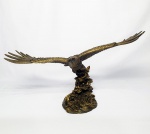 Majestosa e lindíssima escultura executada em petit bronze patinado de excepcional fundição e   qualidade escultórica representando imponente águia riquíssima em movimentos e detalhes. Base ricamente trabalhada. Mede 34 x 53 x 27 cm. Perfeito estado de conservação.