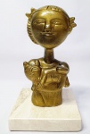 INOS CORRADIN com certificado - '´Menina com pássaro'' - Clássica e belíssima escultura em terracota com técnica de pátina á ouro branco, excelente qualidade escultórica, elegantemente montada sobre base de mármore espanhol dito Crema Marfil. Assinado Inos. Perfeito estado de conservação. Mede 16,5 x 10 x 10 cm. Acompanha certificado de autenticidade emitido pelo artista e registrado em cartório. NOTA: Artista premiado e catalogado.1929 Nasce em 14 de novembro, em Vogogna, Piemonti, Itália. Com alguns meses seus pais transferem-se para Montreaux, Suíça Francesa, onde permanece até os 5 anos de idade. Depois, volta para a Itália, em Castelbado, Província de Padova, terra de seus pais, onde passa a infância e juventude. 1945Estuda pintura com o professor Tardivello. 1947Colabora com o pintor Pendini na execução de um mural alusivo aos mártires da resistência italiana, em Castelbaldo, Padova Itália. 1950Chega ao Brasil, estabelecendo-se em Jundiaí, São Paulo. 1951Conhece o pintor argentino Osvaldo Navarro que dirige o Atelier Cooperativa Politone na Vila Mariana, São Paulo. É convidado a fazer parte do núcleo artístico do qual participam, entre outros, os pintores: Ian Woronieki e Geraldo Trindade Leal e mais cinco pintores. 1952Convidado a participar do II Salão Paulista de arte moderna de São Paulo. 1953Chega a Salvador da Bahia com o pintor Trindade Leal. Conhece o grupo artístico baiano da época: Mário Cravo Júnior, Rubens Valentin, Aguinaldo dos Santos, Caribè, Raimundo de Oliveira, Pancetti, Jenner Augusto, Wilson Rocha e Mirabeau Sampaio, o crítico Wilson Rocha e o cantor e compositor Dorival Caymmi. 1954Convidado a participar do Salão Nacional de Arte Moderna do Rio de Janeiro.Osvaldo Gil Navarro o convida a participar da equipe de cenógrafos do Ballet do IV Centenário de São Paulo. Executa cenários para ballet e peças teatrais para Rugero Giacobbi e Aldo Cravo.1955Continua ativo como cenógrafo. 1957Começa uma nova fase de sua vida. Chega a Ibiúna, São Paulo, onde pinta e trabalha com os madeireiros que na época tinham na madeira sua principal fonte de economia, de onde extraia madeira para sua pequena fábrica de brinquedos. Nesta cidade, conhece o seu primeiro e mais importante marchand: Américo Reisfeld, que após cessar suas atividades é sucedido por seu genro, o Sr. Josef Bar-Tzion, que o representa em diversas exposições internacionais. 1960Casa-se com Maria Helena Rolin Carmelo com a qual teve três filhos. 1976É representado pela Sra. Carla Surian Albori com exclusividade européia. 1977Faz sua primeira exposição individual na Galeria de Arte André São Paulo, hoje denominada Nova André Galeria, onde trabalhou com exclusividade para André Blau, desde o começo da década de 60. 1979Contratado para pintar um cenário 8 x 11m para o teatro de Rovigo Itália 1990A Prefeitura de Jundiaí adquire 5 obras, com motivos religiosos, que estão expostos no Velório Municipal Adamastor Fernandes. 1993A Prefeitura Municipal de Jundiaí lhe presta uma homenagem pelos seus 40 Anos de Pintura, organizando uma exposição retrospectiva no Paço Municipal Nova Jundiaí, com obras emprestadas por inúmeros colecionadores. 1997Lança o livro La Visione Incantata na Nova André Galeria, em S.Paulo, com uma exposição. (livro lançado simultaneamente no Brasil e na Europa), lançado por Edas Edizioni DArte Surian. 2001Lança seu livro Venticinque Anni di mostre in Europa, lançado por Edas Edizioni DArte Surian. 2002A Companhia Italiana Costa Navegações lança ao mar o navio Costa Atlântica em Veneza e o contrata para decorar suas cabines com 800 serigrafias e 42 óleos sobre tela.Passa a fazer parte dos anais da Câmara Federal com discurso feito pelo Deputado Federal André Benassi ressaltando sua importância na pintura no Brasil e exterior. 2004Comemora 50 anos de pintura com uma super exposição no Hotel Intercontinental, na Al.Santos em S.Paulo, onde lançou seu livro 50 Anos de Pintura, editado por Auderi Martins. 2005É solicitado pela Prefeitura Municipal de Jundiaí, através do Prefeito Ary Fossen para criar um selo comemorativo dos 350 anos da cidade. Este selo também foi lançado pela Empresa Brasileira de Correios e Telégrafos. 2006É homenageado pela Associação Terapêutica de Estimulação Auditiva e Linguagem - ATEAL, juntamente com a Prefeitura Municipal de Jundiaí, em função de sua benemerência com as crianças assistidas dessa ONG, que inclusive reproduziram de forma singular algumas de suas obras. 2007Pinta o óleo sobre tela Tributo à Serra do Japi (l,80 x 9,00m), cuja réplica transformada num painel de 9,00 e 4,5 metros, encontra-se em exposição permanente na Rodoviária de Jundiaí, a convite do Prefeito Ary Fossen. 2008Lançamento do documentário INOS que traça um panorama de sua vida artística nos seus 56 anos de carreira, bem como curiosidades de sua vida pessoal. 2009Ano em que Inos completa 80 anos. As comemorações começaram em maio, na Itália, onde ele foi homenageado pela Prefeitura de Padova, através do Prefeito Flavio Zanonato, com uma exposição num Palácio Medieval do século XVI, na Salla della Gran Guardia na Piazza dei Signori.Em setembro, Inos fecha as comemorações com uma grande exposição na Nova André Galeria, onde trabalhou com exclusividade por 30 anos. Inos retorna à sua velha casa, depois de percorrer um longo caminho com mais de 200 exposições internacionais.Ainda em 2009,lança a 2ª edição do livro 50 Anos de Pintura com uma noite de autógrafos na Livraria da Vila, Al.Lorena em S.Paulo; 2010A Prefeitura de Jundiaí, por iniciativa do prefeito, Sr. Miguel Haddad, presta-lhe uma homenagem pelos seus 80 anos com uma exposição de esculturas e fotos de sua carreira ao lado de familiares e celebridades do mundo das artes, da música e da política nacional e internacional. O momento mais emocionante da homenagem foi o espetáculo musical, organizado por sua assessora Sandra Carnio, chamado Um concerto para Inos com músicas que retrataram momentos marcantes da vida do pintor, tendo à frente a cantora Clarina Fasanaro e músicos convidados.A convite do artista Ivald Granato passa a integrar o Grupo dos Onze (G11). O referido grupo é composto de renomados artistas da atualidade, dentre eles Cláudio Tozzi, Mario Gruber, Peticov, entre outros.A escultura O Saxofonista é escolhida para premiar sessenta grandes nomes da indústria musical brasileira no evento Expo Show Business, promovido por Tom Gomes. Dentre os premiados, Dody Serena, empresário do cantor Roberto Carlos, Guto Graça Mello, produtor musical da TV Globo, Marcelo Castello Branco, presidente da gravadora EMI e José Celso Guida, diretor geral da gravadora Biscoito Fino. 2011É homenageado com a exposição Gabinete de Arte Inos Corradin na Câmara Federal Brasília - DF , por ocasião do Momento Itália/Brasil. Inos que chegou ao Brasil na década de 50 é um símbolo da ligação e amizade entre brasileiros e italianos. 2013É homenageado na cidade de Padova - Itália, com o prêmio "Città di Padova 2013" pela sua trajetória artística.