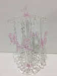 ALEMANHA - Belíssima e delicada escultura finamente executada em cristal de ótima qualidade e manufatura alemã representando belo carrossel giratório. Med. 19 x 10CM. Perfeito estado de conservação.