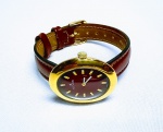 RARO RELÓGIO EDOX SWISS - ELEGANTE MODELO VINTAGE - BELÍSSIMA CAIXA DE 34 X 28 MM EM METAL ESPESSURADO A OURO - PULSEIRA NOVA EM COURO 13 MM - FUNÇÕES : HORAS - MINUTOS - SEGUNDOS - MECANISMO A CORDA DE PRECISÃO SWISS. REVISADO, FUNCIONANDO EM EXCELENTE ESTADO . MODELO VINTAGE MEADOS DE 1970.