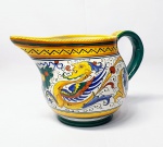 ITÁLIA - MAJÓLICA - Lindíssima jarra executada finamente em faiança de excelente manufatura italiana, ricamente decorada com cores vibrantes e belos traços. Mede 12 x 18 x 8,5 cm. Impecável estado de conservação.