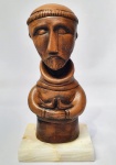 INOS CORRADIN com certificado - ''São Francisco'' - Clássica e belíssima grande escultura em terracota patinada de excelente qualidade escultórica, elegantemente montada sobre base de ônix branco. Assinado Inos. Perfeito estado de conservação. Mede 23,5 x 12 x 8,5 cm. Acompanha certificado de autenticidade emitido pelo artista e registrado em cartório. NOTA: Artista premiado e catalogado.1929 Nasce em 14 de novembro, em Vogogna, Piemonti, Itália. Com alguns meses seus pais transferem-se para Montreaux, Suíça Francesa, onde permanece até os 5 anos de idade. Depois, volta para a Itália, em Castelbado, Província de Padova, terra de seus pais, onde passa a infância e juventude. 1945Estuda pintura com o professor Tardivello. 1947Colabora com o pintor Pendini na execução de um mural alusivo aos mártires da resistência italiana, em Castelbaldo, Padova Itália. 1950Chega ao Brasil, estabelecendo-se em Jundiaí, São Paulo. 1951Conhece o pintor argentino Osvaldo Navarro que dirige o Atelier Cooperativa Politone na Vila Mariana, São Paulo. É convidado a fazer parte do núcleo artístico do qual participam, entre outros, os pintores: Ian Woronieki e Geraldo Trindade Leal e mais cinco pintores. 1952Convidado a participar do II Salão Paulista de arte moderna de São Paulo. 1953Chega a Salvador da Bahia com o pintor Trindade Leal. Conhece o grupo artístico baiano da época: Mário Cravo Júnior, Rubens Valentin, Aguinaldo dos Santos, Caribè, Raimundo de Oliveira, Pancetti, Jenner Augusto, Wilson Rocha e Mirabeau Sampaio, o crítico Wilson Rocha e o cantor e compositor Dorival Caymmi. 1954Convidado a participar do Salão Nacional de Arte Moderna do Rio de Janeiro.Osvaldo Gil Navarro o convida a participar da equipe de cenógrafos do Ballet do IV Centenário de São Paulo. Executa cenários para ballet e peças teatrais para Rugero Giacobbi e Aldo Cravo.1955Continua ativo como cenógrafo. 1957Começa uma nova fase de sua vida. Chega a Ibiúna, São Paulo, onde pinta e trabalha com os madeireiros que na época tinham na madeira sua principal fonte de economia, de onde extraia madeira para sua pequena fábrica de brinquedos. Nesta cidade, conhece o seu primeiro e mais importante marchand: Américo Reisfeld, que após cessar suas atividades é sucedido por seu genro, o Sr. Josef Bar-Tzion, que o representa em diversas exposições internacionais. 1960Casa-se com Maria Helena Rolin Carmelo com a qual teve três filhos. 1976É representado pela Sra. Carla Surian Albori com exclusividade européia. 1977Faz sua primeira exposição individual na Galeria de Arte André São Paulo, hoje denominada Nova André Galeria, onde trabalhou com exclusividade para André Blau, desde o começo da década de 60. 1979Contratado para pintar um cenário 8 x 11m para o teatro de Rovigo Itália 1990A Prefeitura de Jundiaí adquire 5 obras, com motivos religiosos, que estão expostos no Velório Municipal Adamastor Fernandes. 1993A Prefeitura Municipal de Jundiaí lhe presta uma homenagem pelos seus 40 Anos de Pintura, organizando uma exposição retrospectiva no Paço Municipal Nova Jundiaí, com obras emprestadas por inúmeros colecionadores. 1997Lança o livro La Visione Incantata na Nova André Galeria, em S.Paulo, com uma exposição. (livro lançado simultaneamente no Brasil e na Europa), lançado por Edas Edizioni DArte Surian. 2001Lança seu livro Venticinque Anni di mostre in Europa, lançado por Edas Edizioni DArte Surian. 2002A Companhia Italiana Costa Navegações lança ao mar o navio Costa Atlântica em Veneza e o contrata para decorar suas cabines com 800 serigrafias e 42 óleos sobre tela.Passa a fazer parte dos anais da Câmara Federal com discurso feito pelo Deputado Federal André Benassi ressaltando sua importância na pintura no Brasil e exterior. 2004Comemora 50 anos de pintura com uma super exposição no Hotel Intercontinental, na Al.Santos em S.Paulo, onde lançou seu livro 50 Anos de Pintura, editado por Auderi Martins. 2005É solicitado pela Prefeitura Municipal de Jundiaí, através do Prefeito Ary Fossen para criar um selo comemorativo dos 350 anos da cidade. Este selo também foi lançado pela Empresa Brasileira de Correios e Telégrafos. 2006É homenageado pela Associação Terapêutica de Estimulação Auditiva e Linguagem - ATEAL, juntamente com a Prefeitura Municipal de Jundiaí, em função de sua benemerência com as crianças assistidas dessa ONG, que inclusive reproduziram de forma singular algumas de suas obras. 2007Pinta o óleo sobre tela Tributo à Serra do Japi (l,80 x 9,00m), cuja réplica transformada num painel de 9,00 e 4,5 metros, encontra-se em exposição permanente na Rodoviária de Jundiaí, a convite do Prefeito Ary Fossen. 2008Lançamento do documentário INOS que traça um panorama de sua vida artística nos seus 56 anos de carreira, bem como curiosidades de sua vida pessoal. 2009Ano em que Inos completa 80 anos. As comemorações começaram em maio, na Itália, onde ele foi homenageado pela Prefeitura de Padova, através do Prefeito Flavio Zanonato, com uma exposição num Palácio Medieval do século XVI, na Salla della Gran Guardia na Piazza dei Signori.Em setembro, Inos fecha as comemorações com uma grande exposição na Nova André Galeria, onde trabalhou com exclusividade por 30 anos. Inos retorna à sua velha casa, depois de percorrer um longo caminho com mais de 200 exposições internacionais.Ainda em 2009,lança a 2ª edição do livro 50 Anos de Pintura com uma noite de autógrafos na Livraria da Vila, Al.Lorena em S.Paulo; 2010A Prefeitura de Jundiaí, por iniciativa do prefeito, Sr. Miguel Haddad, presta-lhe uma homenagem pelos seus 80 anos com uma exposição de esculturas e fotos de sua carreira ao lado de familiares e celebridades do mundo das artes, da música e da política nacional e internacional. O momento mais emocionante da homenagem foi o espetáculo musical, organizado por sua assessora Sandra Carnio, chamado Um concerto para Inos com músicas que retrataram momentos marcantes da vida do pintor, tendo à frente a cantora Clarina Fasanaro e músicos convidados.A convite do artista Ivald Granato passa a integrar o Grupo dos Onze (G11). O referido grupo é composto de renomados artistas da atualidade, dentre eles Cláudio Tozzi, Mario Gruber, Peticov, entre outros.A escultura O Saxofonista é escolhida para premiar sessenta grandes nomes da indústria musical brasileira no evento Expo Show Business, promovido por Tom Gomes. Dentre os premiados, Dody Serena, empresário do cantor Roberto Carlos, Guto Graça Mello, produtor musical da TV Globo, Marcelo Castello Branco, presidente da gravadora EMI e José Celso Guida, diretor geral da gravadora Biscoito Fino. 2011É homenageado com a exposição Gabinete de Arte Inos Corradin na Câmara Federal Brasília - DF , por ocasião do Momento Itália/Brasil. Inos que chegou ao Brasil na década de 50 é um símbolo da ligação e amizade entre brasileiros e italianos. 2013É homenageado na cidade de Padova - Itália, com o prêmio "Città di Padova 2013" pela sua trajetória artística.