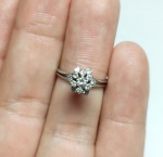 PRECIOSO ANEL DE OURO BRANCO 18 K TEOR 750 , CLÁSSICO CHUVEIRO DE BRILHANTES . FEITIO DE EXCEPCIONAL OURIVESARIA COM MAJESTOSA CRAVAÇÃO DE 13 DIAMANTES DE EXCELENTE QUALIDADE E CLAREZA COM BRILHO PERFEITO , TOTALIZANDO APROX 0.30 CTS . PERFEITO ESTADO DE CONSERVAÇÃO , NÃO APARENTA USO . ARO DUPLO , MEDE 1,5 CM . PESO TOTAL 2.4 GRAMAS .