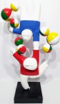 INOS CORRADIN com certificado - ''Equilibristas'' - Majestosa e belíssima grandiosa escultura em rara técnica de FiberGlass de excepcional qualidade escultórica rica em colorações e movimentos, elegantemente montada sobre base de mesmo feitio. Assinado Inos na base. Perfeito estado de conservação. Mede incríveis 92 x 55 x 25,5 cm. Acompanha certificado de autenticidade emitido pelo artista e registrado em cartório. NOTA: Artista premiado e catalogado.1929 Nasce em 14 de novembro, em Vogogna, Piemonti, Itália. Com alguns meses seus pais transferem-se para Montreaux, Suíça Francesa, onde permanece até os 5 anos de idade. Depois, volta para a Itália, em Castelbado, Província de Padova, terra de seus pais, onde passa a infância e juventude. 1945 estuda pintura com o professor Tardivello. 1947Colabora com o pintor Pendini na execução de um mural alusivo aos mártires da resistência italiana, em Castelbaldo, Padova Itália. 1950Chega ao Brasil, estabelecendo-se em Jundiaí, São Paulo. 1951Conhece o pintor argentino Osvaldo Navarro que dirige o Atelier Cooperativa Politone na Vila Mariana, São Paulo. É convidado a fazer parte do núcleo artístico do qual participam, entre outros, os pintores: Ian Woronieki e Geraldo Trindade Leal e mais cinco pintores. 1952Convidado a participar do II Salão Paulista de arte moderna de São Paulo. 1953Chega a Salvador da Bahia com o pintor Trindade Leal. Conhece o grupo artístico baiano da época: Mário Cravo Júnior, Rubens Valentin, Aguinaldo dos Santos, Caribè, Raimundo de Oliveira, Pancetti, Jenner Augusto, Wilson Rocha e Mirabeau Sampaio, o crítico Wilson Rocha e o cantor e compositor Dorival Caymmi. 1954Convidado a participar do Salão Nacional de Arte Moderna do Rio de Janeiro.Osvaldo Gil Navarro o convida a participar da equipe de cenógrafos do Ballet do IV Centenário de São Paulo. Executa cenários para ballet e peças teatrais para Rugero Giacobbi e Aldo Cravo.1955Continua ativo como cenógrafo. 1957Começa uma nova fase de sua vida. Chega a Ibiúna, São Paulo, onde pinta e trabalha com os madeireiros que na época tinham na madeira sua principal fonte de economia, de onde extraia madeira para sua pequena fábrica de brinquedos. Nesta cidade, conhece o seu primeiro e mais importante marchand: Américo Reisfeld, que após cessar suas atividades é sucedido por seu genro, o Sr. Josef Bar-Tzion, que o representa em diversas exposições internacionais. 1960Casa-se com Maria Helena Rolin Carmelo com a qual teve três filhos. 1976É representado pela Sra. Carla Surian Albori com exclusividade européia. 1977Faz sua primeira exposição individual na Galeria de Arte André São Paulo, hoje denominada Nova André Galeria, onde trabalhou com exclusividade para André Blau, desde o começo da década de 60. 1979Contratado para pintar um cenário 8 x 11m para o teatro de Rovigo Itália 1990A Prefeitura de Jundiaí adquire 5 obras, com motivos religiosos, que estão expostos no Velório Municipal Adamastor Fernandes. 1993A Prefeitura Municipal de Jundiaí lhe presta uma homenagem pelos seus 40 Anos de Pintura, organizando uma exposição retrospectiva no Paço Municipal Nova Jundiaí, com obras emprestadas por inúmeros colecionadores. 1997Lança o livro La Visione Incantata na Nova André Galeria, em S.Paulo, com uma exposição. (livro lançado simultaneamente no Brasil e na Europa), lançado por Edas Edizioni DArte Surian. 2001Lança seu livro Venticinque Anni di mostre in Europa, lançado por Edas Edizioni DArte Surian. 2002A Companhia Italiana Costa Navegações lança ao mar o navio Costa Atlântica em Veneza e o contrata para decorar suas cabines com 800 serigrafias e 42 óleos sobre tela.Passa a fazer parte dos anais da Câmara Federal com discurso feito pelo Deputado Federal André Benassi ressaltando sua importância na pintura no Brasil e exterior. 2004Comemora 50 anos de pintura com uma super exposição no Hotel Intercontinental, na Al.Santos em S.Paulo, onde lançou seu livro 50 Anos de Pintura, editado por Auderi Martins. 2005É solicitado pela Prefeitura Municipal de Jundiaí, através do Prefeito Ary Fossen para criar um selo comemorativo dos 350 anos da cidade. Este selo também foi lançado pela Empresa Brasileira de Correios e Telégrafos. 2006É homenageado pela Associação Terapêutica de Estimulação Auditiva e Linguagem - ATEAL, juntamente com a Prefeitura Municipal de Jundiaí, em função de sua benemerência com as crianças assistidas dessa ONG, que inclusive reproduziram de forma singular algumas de suas obras. 2007Pinta o óleo sobre tela Tributo à Serra do Japi (l,80 x 9,00m), cuja réplica transformada num painel de 9,00 e 4,5 metros, encontra-se em exposição permanente na Rodoviária de Jundiaí, a convite do Prefeito Ary Fossen. 2008Lançamento do documentário INOS que traça um panorama de sua vida artística nos seus 56 anos de carreira, bem como curiosidades de sua vida pessoal. 2009Ano em que Inos completa 80 anos. As comemorações começaram em maio, na Itália, onde ele foi homenageado pela Prefeitura de Padova, através do Prefeito Flavio Zanonato, com uma exposição num Palácio Medieval do século XVI, na Salla della Gran Guardia na Piazza dei Signori.Em setembro, Inos fecha as comemorações com uma grande exposição na Nova André Galeria, onde trabalhou com exclusividade por 30 anos. Inos retorna à sua velha casa, depois de percorrer um longo caminho com mais de 200 exposições internacionais.Ainda em 2009,lança a 2ª edição do livro 50 Anos de Pintura com uma noite de autógrafos na Livraria da Vila, Al.Lorena em S.Paulo; 2010A Prefeitura de Jundiaí, por iniciativa do prefeito, Sr. Miguel Haddad, presta-lhe uma homenagem pelos seus 80 anos com uma exposição de esculturas e fotos de sua carreira ao lado de familiares e celebridades do mundo das artes, da música e da política nacional e internacional. O momento mais emocionante da homenagem foi o espetáculo musical, organizado por sua assessora Sandra Carnio, chamado Um concerto para Inos com músicas que retrataram momentos marcantes da vida do pintor, tendo à frente a cantora Clarina Fasanaro e músicos convidados.A convite do artista Ivald Granato passa a integrar o Grupo dos Onze (G11). O referido grupo é composto de renomados artistas da atualidade, dentre eles Cláudio Tozzi, Mario Gruber, Peticov, entre outros.A escultura O Saxofonista é escolhida para premiar sessenta grandes nomes da indústria musical brasileira no evento Expo Show Business, promovido por Tom Gomes. Dentre os premiados, Dody Serena, empresário do cantor Roberto Carlos, Guto Graça Mello, produtor musical da TV Globo, Marcelo Castello Branco, presidente da gravadora EMI e José Celso Guida, diretor geral da gravadora Biscoito Fino. 2011É homenageado com a exposição Gabinete de Arte Inos Corradin na Câmara Federal Brasília - DF , por ocasião do Momento Itália/Brasil. Inos que chegou ao Brasil na década de 50 é um símbolo da ligação e amizade entre brasileiros e italianos. 2013É homenageado na cidade de Padova - Itália, com o prêmio "Città di Padova 2013" pela sua trajetória artística.