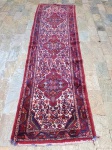 HAMADAN IRÃ 280 X 85 CM - Belíssima Passadeira de origem Persa finamente decorada com mandalas ao centro, majestosa ornamentação e rica coloração em tons de vermelho, azul , creme , verde e preto . Feitio 100% a mão com lã e algodão. Irã meados do século XX . Mede 280 x 85 cm. Preciosa manufatura Hamadan. Estrutura em ótimo estado, possui marcas de uso.