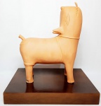 INOS CORRADIN com certificado - ''CACHORRINHO '' - Raríssima e lindíssima grande escultura em terra cota patinada de excelente qualidade escultórica, base em madeira. Assinado Inos, em perfeito estado de conservação. Mede 43 cm de altura x 40 cm de comprimento x 30 cm de largura da base. Acompanha certificado de autenticidade emitido pelo artista autenticado em cartório. Artista premiado e catalogado. NOTA SOBRE O ARTISTA: 1929 Nasce em 14 de novembro, em Vogogna, Piemonti, Itália. Com alguns meses seus pais transferem-se para Montreaux, Suíça Francesa, onde permanece até os 5 anos de idade. Depois, volta para a Itália, em Castelbado, Província de Padova, terra de seus pais, onde passa a infância e juventude. 1945Estuda pintura com o professor Tardivello. 1947Colabora com o pintor Pendini na execução de um mural alusivo aos mártires da resistência italiana, em Castelbaldo, Padova Itália. 1950Chega ao Brasil, estabelecendo-se em Jundiaí, São Paulo. 1951Conhece o pintor argentino Osvaldo Navarro que dirige o Atelier Cooperativa Politone na Vila Mariana, São Paulo. É convidado a fazer parte do núcleo artístico do qual participam, entre outros, os pintores: Ian Woronieki e Geraldo Trindade Leal e mais cinco pintores. 1952Convidado a participar do II Salão Paulista de arte moderna de São Paulo. 1953Chega a Salvador da Bahia com o pintor Trindade Leal. Conhece o grupo artístico baiano da época: Mário Cravo Júnior, Rubens Valentin, Aguinaldo dos Santos, Caribè, Raimundo de Oliveira, Pancetti, Jenner Augusto, Wilson Rocha e Mirabeau Sampaio, o crítico Wilson Rocha e o cantor e compositor Dorival Caymmi. 1954Convidado a participar do Salão Nacional de Arte Moderna do Rio de Janeiro.Osvaldo Gil Navarro o convida a participar da equipe de cenógrafos do Ballet do IV Centenário de São Paulo. Executa cenários para ballet e peças teatrais para Rugero Giacobbi e Aldo Cravo.1955Continua ativo como cenógrafo. 1957Começa uma nova fase de sua vida. Chega a Ibiúna, São Paulo, onde pinta e trabalha com os madeireiros que na época tinham na madeira sua principal fonte de economia, de onde extraia madeira para sua pequena fábrica de brinquedos. Nesta cidade, conhece o seu primeiro e mais importante marchand: Américo Reisfeld, que após cessar suas atividades é sucedido por seu genro, o Sr. Josef Bar-Tzion, que o representa em diversas exposições internacionais. 1960Casa-se com Maria Helena Rolin Carmelo com a qual teve três filhos. 1976É representado pela Sra. Carla Surian Albori com exclusividade européia. 1977Faz sua primeira exposição individual na Galeria de Arte André São Paulo, hoje denominada Nova André Galeria, onde trabalhou com exclusividade para André Blau, desde o começo da década de 60. 1979Contratado para pintar um cenário 8 x 11m para o teatro de Rovigo Itália 1990A Prefeitura de Jundiaí adquire 5 obras, com motivos religiosos, que estão expostos no Velório Municipal Adamastor Fernandes. 1993A Prefeitura Municipal de Jundiaí lhe presta uma homenagem pelos seus 40 Anos de Pintura, organizando uma exposição retrospectiva no Paço Municipal Nova Jundiaí, com obras emprestadas por inúmeros colecionadores. 1997Lança o livro La Visione Incantata na Nova André Galeria, em S.Paulo, com uma exposição. (livro lançado simultaneamente no Brasil e na Europa), lançado por Edas Edizioni DArte Surian. 2001Lança seu livro Venticinque Anni di mostre in Europa, lançado por Edas Edizioni DArte Surian. 2002A Companhia Italiana Costa Navegações lança ao mar o navio Costa Atlântica em Veneza e o contrata para decorar suas cabines com 800 serigrafias e 42 óleos sobre tela.Passa a fazer parte dos anais da Câmara Federal com discurso feito pelo Deputado Federal André Benassi ressaltando sua importância na pintura no Brasil e exterior. 2004Comemora 50 anos de pintura com uma super exposição no Hotel Intercontinental, na Al.Santos em S.Paulo, onde lançou seu livro 50 Anos de Pintura, editado por Auderi Martins. 2005É solicitado pela Prefeitura Municipal de Jundiaí, através do Prefeito Ary Fossen para criar um selo comemorativo dos 350 anos da cidade. Este selo também foi lançado pela Empresa Brasileira de Correios e Telégrafos. 2006É homenageado pela Associação Terapêutica de Estimulação Auditiva e Linguagem - ATEAL, juntamente com a Prefeitura Municipal de Jundiaí, em função de sua benemerência com as crianças assistidas dessa ONG, que inclusive reproduziram de forma singular algumas de suas obras. 2007Pinta o óleo sobre tela Tributo à Serra do Japi (l,80 x 9,00m), cuja réplica transformada num painel de 9,00 e 4,5 metros, encontra-se em exposição permanente na Rodoviária de Jundiaí, a convite do Prefeito Ary Fossen. 2008Lançamento do documentário INOS que traça um panorama de sua vida artística nos seus 56 anos de carreira, bem como curiosidades de sua vida pessoal. 2009Ano em que Inos completa 80 anos. As comemorações começaram em maio, na Itália, onde ele foi homenageado pela Prefeitura de Padova, através do Prefeito Flavio Zanonato, com uma exposição num Palácio Medieval do século XVI, na Salla della Gran Guardia na Piazza dei Signori.Em setembro, Inos fecha as comemorações com uma grande exposição na Nova André Galeria, onde trabalhou com exclusividade por 30 anos. Inos retorna à sua velha casa, depois de percorrer um longo caminho com mais de 200 exposições internacionais.Ainda em 2009,lança a 2ª edição do livro 50 Anos de Pintura com uma noite de autógrafos na Livraria da Vila, Al.Lorena em S.Paulo; 2010A Prefeitura de Jundiaí, por iniciativa do prefeito, Sr. Miguel Haddad, presta-lhe uma homenagem pelos seus 80 anos com uma exposição de esculturas e fotos de sua carreira ao lado de familiares e celebridades do mundo das artes, da música e da política nacional e internacional. O momento mais emocionante da homenagem foi o espetáculo musical, organizado por sua assessora Sandra Carnio, chamado Um concerto para Inos com músicas que retrataram momentos marcantes da vida do pintor, tendo à frente a cantora Clarina Fasanaro e músicos convidados.A convite do artista Ivald Granato passa a integrar o Grupo dos Onze (G11). O referido grupo é composto de renomados artistas da atualidade, dentre eles Cláudio Tozzi, Mario Gruber, Peticov, entre outros.A escultura O Saxofonista é escolhida para premiar sessenta grandes nomes da indústria musical brasileira no evento Expo Show Business, promovido por Tom Gomes. Dentre os premiados, Dody Serena, empresário do cantor Roberto Carlos, Guto Graça Mello, produtor musical da TV Globo, Marcelo Castello Branco, presidente da gravadora EMI e José Celso Guida, diretor geral da gravadora Biscoito Fino. 2011É homenageado com a exposição Gabinete de Arte Inos Corradin na Câmara Federal Brasília - DF , por ocasião do Momento Itália/Brasil. Inos que chegou ao Brasil na década de 50 é um símbolo da ligação e amizade entre brasileiros e italianos. 2013É homenageado na cidade de Padova - Itália, com o prêmio "Città di Padova 2013" pela sua trajetória artística.