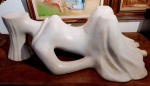 LEYA TERRANOVA ROCHA - Extraordinária Escultura / Mesa finamente esculpida em técnica com pó de mármore .  Escultura Imponente de excepcional qualidade representando figura feminina com rico movimento , solicite um vídeo . Pode ser utilizada como mesa , basta colocar um tampo de vidro  . Assinado na escultura . Med. 35 x 105 x 50 cm . Excelente estado de conservação. NOTA: Leya Terranova Rocha começou suas atividades no atelier de Bernardo Caro em 1976 retomando-as em 1991 no atelier Cristina Roese. Desde então tem feito trabalhos em bronze, cimento, resina, pedras, mármore, madeira e até mesmo raízes, sempre participou de salões nacionais e internacionais. Participou desde 1992 de mais de 70 exposições e palestras nacionais como o salão das belas artes, EMRJ, salão de arte contemporânea de São Paulo, exposição Casa D´Itália e muitas outras pelo Brasil, internacionalmente participou de algumas em Portugal, na famosa galeria Pepper´s, Bienal internacional do prestígio, etc. Na Austrália participou em Camberra da exposição ´´QUINHENTOS ANOS DE ARTE BRASILEIRA´´. Já ganhou diversos prêmios, honrarias, medalhas e troféus pelo Brasil á fora.