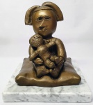 INOS CORRADIN com certificado - ''Menina com Boneca'' série nova (12 de 100) - Elegante e belíssima rara escultura em bronze patinado de excepcional qualidade escultórica, elegantemente montada sobre base de mármore italiano dito Carrara. Assinado Inos. Perfeito estado de conservação. Mede 19 x 15 x 15 cm. Acompanha certificado de autenticidade emitido pelo artista e registrado em cartório. NOTA: Artista premiado e catalogado.1929 Nasce em 14 de novembro, em Vogogna, Piemonti, Itália. Com alguns meses seus pais transferem-se para Montreaux, Suíça Francesa, onde permanece até os 5 anos de idade. Depois, volta para a Itália, em Castelbado, Província de Padova, terra de seus pais, onde passa a infância e juventude. 1945 estuda pintura com o professor Tardivello. 1947Colabora com o pintor Pendini na execução de um mural alusivo aos mártires da resistência italiana, em Castelbaldo, Padova Itália. 1950Chega ao Brasil, estabelecendo-se em Jundiaí, São Paulo. 1951Conhece o pintor argentino Osvaldo Navarro que dirige o Atelier Cooperativa Politone na Vila Mariana, São Paulo. É convidado a fazer parte do núcleo artístico do qual participam, entre outros, os pintores: Ian Woronieki e Geraldo Trindade Leal e mais cinco pintores. 1952Convidado a participar do II Salão Paulista de arte moderna de São Paulo. 1953Chega a Salvador da Bahia com o pintor Trindade Leal. Conhece o grupo artístico baiano da época: Mário Cravo Júnior, Rubens Valentin, Aguinaldo dos Santos, Caribè, Raimundo de Oliveira, Pancetti, Jenner Augusto, Wilson Rocha e Mirabeau Sampaio, o crítico Wilson Rocha e o cantor e compositor Dorival Caymmi. 1954Convidado a participar do Salão Nacional de Arte Moderna do Rio de Janeiro.Osvaldo Gil Navarro o convida a participar da equipe de cenógrafos do Ballet do IV Centenário de São Paulo. Executa cenários para ballet e peças teatrais para Rugero Giacobbi e Aldo Cravo.1955Continua ativo como cenógrafo. 1957Começa uma nova fase de sua vida. Chega a Ibiúna, São Paulo, onde pinta e trabalha com os madeireiros que na época tinham na madeira sua principal fonte de economia, de onde extraia madeira para sua pequena fábrica de brinquedos. Nesta cidade, conhece o seu primeiro e mais importante marchand: Américo Reisfeld, que após cessar suas atividades é sucedido por seu genro, o Sr. Josef Bar-Tzion, que o representa em diversas exposições internacionais. 1960Casa-se com Maria Helena Rolin Carmelo com a qual teve três filhos. 1976É representado pela Sra. Carla Surian Albori com exclusividade européia. 1977Faz sua primeira exposição individual na Galeria de Arte André São Paulo, hoje denominada Nova André Galeria, onde trabalhou com exclusividade para André Blau, desde o começo da década de 60. 1979Contratado para pintar um cenário 8 x 11m para o teatro de Rovigo Itália 1990A Prefeitura de Jundiaí adquire 5 obras, com motivos religiosos, que estão expostos no Velório Municipal Adamastor Fernandes. 1993A Prefeitura Municipal de Jundiaí lhe presta uma homenagem pelos seus 40 Anos de Pintura, organizando uma exposição retrospectiva no Paço Municipal Nova Jundiaí, com obras emprestadas por inúmeros colecionadores. 1997Lança o livro La Visione Incantata na Nova André Galeria, em S.Paulo, com uma exposição. (livro lançado simultaneamente no Brasil e na Europa), lançado por Edas Edizioni DArte Surian. 2001Lança seu livro Venticinque Anni di mostre in Europa, lançado por Edas Edizioni DArte Surian. 2002A Companhia Italiana Costa Navegações lança ao mar o navio Costa Atlântica em Veneza e o contrata para decorar suas cabines com 800 serigrafias e 42 óleos sobre tela.Passa a fazer parte dos anais da Câmara Federal com discurso feito pelo Deputado Federal André Benassi ressaltando sua importância na pintura no Brasil e exterior. 2004Comemora 50 anos de pintura com uma super exposição no Hotel Intercontinental, na Al.Santos em S.Paulo, onde lançou seu livro 50 Anos de Pintura, editado por Auderi Martins. 2005É solicitado pela Prefeitura Municipal de Jundiaí, através do Prefeito Ary Fossen para criar um selo comemorativo dos 350 anos da cidade. Este selo também foi lançado pela Empresa Brasileira de Correios e Telégrafos. 2006É homenageado pela Associação Terapêutica de Estimulação Auditiva e Linguagem - ATEAL, juntamente com a Prefeitura Municipal de Jundiaí, em função de sua benemerência com as crianças assistidas dessa ONG, que inclusive reproduziram de forma singular algumas de suas obras. 2007Pinta o óleo sobre tela Tributo à Serra do Japi (l,80 x 9,00m), cuja réplica transformada num painel de 9,00 e 4,5 metros, encontra-se em exposição permanente na Rodoviária de Jundiaí, a convite do Prefeito Ary Fossen. 2008Lançamento do documentário INOS que traça um panorama de sua vida artística nos seus 56 anos de carreira, bem como curiosidades de sua vida pessoal. 2009Ano em que Inos completa 80 anos. As comemorações começaram em maio, na Itália, onde ele foi homenageado pela Prefeitura de Padova, através do Prefeito Flavio Zanonato, com uma exposição num Palácio Medieval do século XVI, na Salla della Gran Guardia na Piazza dei Signori.Em setembro, Inos fecha as comemorações com uma grande exposição na Nova André Galeria, onde trabalhou com exclusividade por 30 anos. Inos retorna à sua velha casa, depois de percorrer um longo caminho com mais de 200 exposições internacionais.Ainda em 2009,lança a 2ª edição do livro 50 Anos de Pintura com uma noite de autógrafos na Livraria da Vila, Al.Lorena em S.Paulo; 2010A Prefeitura de Jundiaí, por iniciativa do prefeito, Sr. Miguel Haddad, presta-lhe uma homenagem pelos seus 80 anos com uma exposição de esculturas e fotos de sua carreira ao lado de familiares e celebridades do mundo das artes, da música e da política nacional e internacional. O momento mais emocionante da homenagem foi o espetáculo musical, organizado por sua assessora Sandra Carnio, chamado Um concerto para Inos com músicas que retrataram momentos marcantes da vida do pintor, tendo à frente a cantora Clarina Fasanaro e músicos convidados.A convite do artista Ivald Granato passa a integrar o Grupo dos Onze (G11). O referido grupo é composto de renomados artistas da atualidade, dentre eles Cláudio Tozzi, Mario Gruber, Peticov, entre outros.A escultura O Saxofonista é escolhida para premiar sessenta grandes nomes da indústria musical brasileira no evento Expo Show Business, promovido por Tom Gomes. Dentre os premiados, Dody Serena, empresário do cantor Roberto Carlos, Guto Graça Mello, produtor musical da TV Globo, Marcelo Castello Branco, presidente da gravadora EMI e José Celso Guida, diretor geral da gravadora Biscoito Fino. 2011É homenageado com a exposição Gabinete de Arte Inos Corradin na Câmara Federal Brasília - DF , por ocasião do Momento Itália/Brasil. Inos que chegou ao Brasil na década de 50 é um símbolo da ligação e amizade entre brasileiros e italianos. 2013É homenageado na cidade de Padova - Itália, com o prêmio "Città di Padova 2013" pela sua trajetória artística.