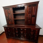 MAGNIFICO MÓVEL LOUCEIRO FINAMENTE EXECUTADO EM MADEIRA NOBRE. INTERIOR REPLETO DE PRATELIRAS, PORTAS E LATERAIS COM ELEGANTE ACABAMENTO ALMOFADADO, ACOMPANHA CHAVES. BRASIL MEADOS DO SÉCULO XX. PERFEITO ESTADO DE CONSERVAÇÃO. MEDE APROX 204 CM DE ALTURA X 206 CM DE COMPRIMENTO X 50 CM DE ALTURA.