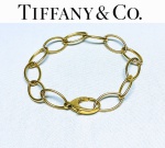 TIFFANY & CO - MAJESTOSA PULSEIRA DE OURO 18 K TEOR 750, FEITIO DE EXCPECIONAL OURIVESARIA COM FINO ACABAMENTO. CONSTRASTE NO FECHO DA PRECIOSA MANUFATURA TIFFANY & CO GERMANY. EXCELENTE ESTADO DE CONSERVAÇÃO. MEDE 21 CM DE COMPRIMENTO X 1,0 CM DE LARGURA. PESO 17.3 GRAMAS.