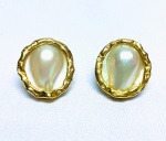 ELEGANTE PAR DE BRINCOS EM OURO 18K TEOR 750, FEITIO DE EXCPECIONAL OURIVESARIA COM DESIGN EXCLUSIVO, RICO TRABALHO, FINO ACABAMENTO E BELÍSSIMA PÉROLA BIWA. PERFEITO ESTADO DE CONSERVAÇÃO, NÃO APARENTA USO. MEDEM 2,8 X 2,6 CM. PESO TOTAL 29.4 GRAMAS.