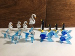 Lindo e delicado lote composto por 16 esculturas finamente executadas em vidro artístico de murano de ótima qualidade e manufatura representando famílias de garças, pinguins, cachorros e peixes, tonalidades translúcidas e diversas cores vibrantes. Maior peça mede 9 cm. Perfeito estado de conservação.