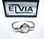 RARO RELÓGIO ELVIA SWISS - ELEGANTE MODELO VINTAGE - CAIXA DE 24 X 20 MM E PULSEIRA TIPO BRACELETE EM METAL PRATEADO MEDINDO APROX 4,0 X 5,5 CM - FUNÇÕES : HORAS - MINUTOS - SEGUNDOS - MECANISMO A CORDA DE PRECISÃO SWISS. REVISADO, FUNCIONANDO EM EXCELENTE ESTADO . ACOMPANHA ESTOJO ORIGINAL.