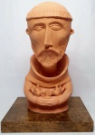 INOS CORRADIN com certificado - ''São Francisco'' - Raríssima e belíssima grandiosa escultura em terracota patinada de excepcional qualidade escultórica, elegantemente montada sobre base de madeira nobre. Assinado Inos atrás da escultura. Perfeito estado de conservação. Mede 48 x 28 x 22 cm. Acompanha certificado de autenticidade emitido pelo artista e registrado em cartório. NOTA: Artista premiado e catalogado.1929 Nasce em 14 de novembro, em Vogogna, Piemonti, Itália. Com alguns meses seus pais transferem-se para Montreaux, Suíça Francesa, onde permanece até os 5 anos de idade. Depois, volta para a Itália, em Castelbado, Província de Padova, terra de seus pais, onde passa a infância e juventude. 1945Estuda pintura com o professor Tardivello. 1947Colabora com o pintor Pendini na execução de um mural alusivo aos mártires da resistência italiana, em Castelbaldo, Padova Itália. 1950Chega ao Brasil, estabelecendo-se em Jundiaí, São Paulo. 1951Conhece o pintor argentino Osvaldo Navarro que dirige o Atelier Cooperativa Politone na Vila Mariana, São Paulo. É convidado a fazer parte do núcleo artístico do qual participam, entre outros, os pintores: Ian Woronieki e Geraldo Trindade Leal e mais cinco pintores. 1952Convidado a participar do II Salão Paulista de arte moderna de São Paulo. 1953Chega a Salvador da Bahia com o pintor Trindade Leal. Conhece o grupo artístico baiano da época: Mário Cravo Júnior, Rubens Valentin, Aguinaldo dos Santos, Caribè, Raimundo de Oliveira, Pancetti, Jenner Augusto, Wilson Rocha e Mirabeau Sampaio, o crítico Wilson Rocha e o cantor e compositor Dorival Caymmi. 1954Convidado a participar do Salão Nacional de Arte Moderna do Rio de Janeiro.Osvaldo Gil Navarro o convida a participar da equipe de cenógrafos do Ballet do IV Centenário de São Paulo. Executa cenários para ballet e peças teatrais para Rugero Giacobbi e Aldo Cravo.1955Continua ativo como cenógrafo. 1957Começa uma nova fase de sua vida. Chega a Ibiúna, São Paulo, onde pinta e trabalha com os madeireiros que na época tinham na madeira sua principal fonte de economia, de onde extraia madeira para sua pequena fábrica de brinquedos. Nesta cidade, conhece o seu primeiro e mais importante marchand: Américo Reisfeld, que após cessar suas atividades é sucedido por seu genro, o Sr. Josef Bar-Tzion, que o representa em diversas exposições internacionais. 1960Casa-se com Maria Helena Rolin Carmelo com a qual teve três filhos. 1976É representado pela Sra. Carla Surian Albori com exclusividade européia. 1977Faz sua primeira exposição individual na Galeria de Arte André São Paulo, hoje denominada Nova André Galeria, onde trabalhou com exclusividade para André Blau, desde o começo da década de 60. 1979Contratado para pintar um cenário 8 x 11m para o teatro de Rovigo Itália 1990A Prefeitura de Jundiaí adquire 5 obras, com motivos religiosos, que estão expostos no Velório Municipal Adamastor Fernandes. 1993A Prefeitura Municipal de Jundiaí lhe presta uma homenagem pelos seus 40 Anos de Pintura, organizando uma exposição retrospectiva no Paço Municipal Nova Jundiaí, com obras emprestadas por inúmeros colecionadores. 1997Lança o livro La Visione Incantata na Nova André Galeria, em S.Paulo, com uma exposição. (livro lançado simultaneamente no Brasil e na Europa), lançado por Edas Edizioni DArte Surian. 2001Lança seu livro Venticinque Anni di mostre in Europa, lançado por Edas Edizioni DArte Surian. 2002A Companhia Italiana Costa Navegações lança ao mar o navio Costa Atlântica em Veneza e o contrata para decorar suas cabines com 800 serigrafias e 42 óleos sobre tela.Passa a fazer parte dos anais da Câmara Federal com discurso feito pelo Deputado Federal André Benassi ressaltando sua importância na pintura no Brasil e exterior. 2004Comemora 50 anos de pintura com uma super exposição no Hotel Intercontinental, na Al.Santos em S.Paulo, onde lançou seu livro 50 Anos de Pintura, editado por Auderi Martins. 2005É solicitado pela Prefeitura Municipal de Jundiaí, através do Prefeito Ary Fossen para criar um selo comemorativo dos 350 anos da cidade. Este selo também foi lançado pela Empresa Brasileira de Correios e Telégrafos. 2006É homenageado pela Associação Terapêutica de Estimulação Auditiva e Linguagem - ATEAL, juntamente com a Prefeitura Municipal de Jundiaí, em função de sua benemerência com as crianças assistidas dessa ONG, que inclusive reproduziram de forma singular algumas de suas obras. 2007Pinta o óleo sobre tela Tributo à Serra do Japi (l,80 x 9,00m), cuja réplica transformada num painel de 9,00 e 4,5 metros, encontra-se em exposição permanente na Rodoviária de Jundiaí, a convite do Prefeito Ary Fossen. 2008Lançamento do documentário INOS que traça um panorama de sua vida artística nos seus 56 anos de carreira, bem como curiosidades de sua vida pessoal. 2009Ano em que Inos completa 80 anos. As comemorações começaram em maio, na Itália, onde ele foi homenageado pela Prefeitura de Padova, através do Prefeito Flavio Zanonato, com uma exposição num Palácio Medieval do século XVI, na Salla della Gran Guardia na Piazza dei Signori.Em setembro, Inos fecha as comemorações com uma grande exposição na Nova André Galeria, onde trabalhou com exclusividade por 30 anos. Inos retorna à sua velha casa, depois de percorrer um longo caminho com mais de 200 exposições internacionais.Ainda em 2009,lança a 2ª edição do livro 50 Anos de Pintura com uma noite de autógrafos na Livraria da Vila, Al.Lorena em S.Paulo; 2010A Prefeitura de Jundiaí, por iniciativa do prefeito, Sr. Miguel Haddad, presta-lhe uma homenagem pelos seus 80 anos com uma exposição de esculturas e fotos de sua carreira ao lado de familiares e celebridades do mundo das artes, da música e da política nacional e internacional. O momento mais emocionante da homenagem foi o espetáculo musical, organizado por sua assessora Sandra Carnio, chamado Um concerto para Inos com músicas que retrataram momentos marcantes da vida do pintor, tendo à frente a cantora Clarina Fasanaro e músicos convidados.A convite do artista Ivald Granato passa a integrar o Grupo dos Onze (G11). O referido grupo é composto de renomados artistas da atualidade, dentre eles Cláudio Tozzi, Mario Gruber, Peticov, entre outros.A escultura O Saxofonista é escolhida para premiar sessenta grandes nomes da indústria musical brasileira no evento Expo Show Business, promovido por Tom Gomes. Dentre os premiados, Dody Serena, empresário do cantor Roberto Carlos, Guto Graça Mello, produtor musical da TV Globo, Marcelo Castello Branco, presidente da gravadora EMI e José Celso Guida, diretor geral da gravadora Biscoito Fino. 2011É homenageado com a exposição Gabinete de Arte Inos Corradin na Câmara Federal Brasília - DF , por ocasião do Momento Itália/Brasil. Inos que chegou ao Brasil na década de 50 é um símbolo da ligação e amizade entre brasileiros e italianos. 2013É homenageado na cidade de Padova - Itália, com o prêmio "Città di Padova 2013" pela sua trajetória artística.