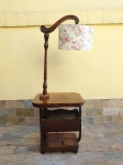ELEGANTE MÓVEL LUMINÁRIA COM DESIGN VINTAGE EXCLUSIVO, EXECUTADO EM MADEIRA NOBRE E LAMINADA. BASE COM REVISTEIRO ACOPLADO. BRASIL MEADOS DO SÉCULO XX. BOM ESTADO, POSSUI MARCAS DO TEMPO. MEDE 160 X 60 X 50 CM. CÚPULA 25 X 40 CM.