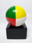 INOS CORRADIN com certificado - ´´O SÍMBOLO´´ - Raríssima e linda escultura em bela técnica de fiberglass de excepcional qualidade escultórica representando clássica bola de malabares elegantemente montada sobre base de mesmo feitio. Assinado Inos. Perfeito estado de conservação. Mede 15 x 8,5 x 7 cm. Acompanha certificado de autenticidade emitido pelo artista e registrado em cartório. NOTA: Artista premiado e catalogado. 1929 Nasce em 14 de novembro, em Vogogna, Piemonti, Itália. Com alguns meses seus pais transferem-se para Montreaux, Suíça Francesa, onde permanece até os 5 anos de idade. Depois, volta para a Itália, em Castelbado, Província de Padova, terra de seus pais, onde passa a infância e juventude. 1945Estuda pintura com o professor Tardivello. 1947Colabora com o pintor Pendini na execução de um mural alusivo aos mártires da resistência italiana, em Castelbaldo, Padova Itália. 1950Chega ao Brasil, estabelecendo-se em Jundiaí, São Paulo. 1951Conhece o pintor argentino Osvaldo Navarro que dirige o Atelier Cooperativa Politone na Vila Mariana, São Paulo. É convidado a fazer parte do núcleo artístico do qual participam, entre outros, os pintores: Ian Woronieki e Geraldo Trindade Leal e mais cinco pintores. 1952Convidado a participar do II Salão Paulista de arte moderna de São Paulo. 1953Chega a Salvador da Bahia com o pintor Trindade Leal. Conhece o grupo artístico baiano da época: Mário Cravo Júnior, Rubens Valentin, Aguinaldo dos Santos, Caribè, Raimundo de Oliveira, Pancetti, Jenner Augusto, Wilson Rocha e Mirabeau Sampaio, o crítico Wilson Rocha e o cantor e compositor Dorival Caymmi. 1954Convidado a participar do Salão Nacional de Arte Moderna do Rio de Janeiro.Osvaldo Gil Navarro o convida a participar da equipe de cenógrafos do Ballet do IV Centenário de São Paulo. Executa cenários para ballet e peças teatrais para Rugero Giacobbi e Aldo Cravo.1955Continua ativo como cenógrafo. 1957Começa uma nova fase de sua vida. Chega a Ibiúna, São Paulo, onde pinta e trabalha com os madeireiros que na época tinham na madeira sua principal fonte de economia, de onde extraia madeira para sua pequena fábrica de brinquedos. Nesta cidade, conhece o seu primeiro e mais importante marchand: Américo Reisfeld, que após cessar suas atividades é sucedido por seu genro, o Sr. Josef Bar-Tzion, que o representa em diversas exposições internacionais. 1960Casa-se com Maria Helena Rolin Carmelo com a qual teve três filhos. 1976É representado pela Sra. Carla Surian Albori com exclusividade européia. 1977Faz sua primeira exposição individual na Galeria de Arte André São Paulo, hoje denominada Nova André Galeria, onde trabalhou com exclusividade para André Blau, desde o começo da década de 60. 1979Contratado para pintar um cenário 8 x 11m para o teatro de Rovigo Itália 1990A Prefeitura de Jundiaí adquire 5 obras, com motivos religiosos, que estão expostos no Velório Municipal Adamastor Fernandes. 1993A Prefeitura Municipal de Jundiaí lhe presta uma homenagem pelos seus 40 Anos de Pintura, organizando uma exposição retrospectiva no Paço Municipal Nova Jundiaí, com obras emprestadas por inúmeros colecionadores. 1997Lança o livro La Visione Incantata na Nova André Galeria, em S.Paulo, com uma exposição. (livro lançado simultaneamente no Brasil e na Europa), lançado por Edas Edizioni DArte Surian. 2001Lança seu livro Venticinque Anni di mostre in Europa, lançado por Edas Edizioni DArte Surian. 2002A Companhia Italiana Costa Navegações lança ao mar o navio Costa Atlântica em Veneza e o contrata para decorar suas cabines com 800 serigrafias e 42 óleos sobre tela.Passa a fazer parte dos anais da Câmara Federal com discurso feito pelo Deputado Federal André Benassi ressaltando sua importância na pintura no Brasil e exterior. 2004Comemora 50 anos de pintura com uma super exposição no Hotel Intercontinental, na Al.Santos em S.Paulo, onde lançou seu livro 50 Anos de Pintura, editado por Auderi Martins. 2005É solicitado pela Prefeitura Municipal de Jundiaí, através do Prefeito Ary Fossen para criar um selo comemorativo dos 350 anos da cidade. Este selo também foi lançado pela Empresa Brasileira de Correios e Telégrafos. 2006É homenageado pela Associação Terapêutica de Estimulação Auditiva e Linguagem - ATEAL, juntamente com a Prefeitura Municipal de Jundiaí, em função de sua benemerência com as crianças assistidas dessa ONG, que inclusive reproduziram de forma singular algumas de suas obras. 2007Pinta o óleo sobre tela Tributo à Serra do Japi (l,80 x 9,00m), cuja réplica transformada num painel de 9,00 e 4,5 metros, encontra-se em exposição permanente na Rodoviária de Jundiaí, a convite do Prefeito Ary Fossen. 2008Lançamento do documentário INOS que traça um panorama de sua vida artística nos seus 56 anos de carreira, bem como curiosidades de sua vida pessoal. 2009Ano em que Inos completa 80 anos. As comemorações começaram em maio, na Itália, onde ele foi homenageado pela Prefeitura de Padova, através do Prefeito Flavio Zanonato, com uma exposição num Palácio Medieval do século XVI, na Salla della Gran Guardia na Piazza dei Signori.Em setembro, Inos fecha as comemorações com uma grande exposição na Nova André Galeria, onde trabalhou com exclusividade por 30 anos. Inos retorna à sua velha casa, depois de percorrer um longo caminho com mais de 200 exposições internacionais.Ainda em 2009,lança a 2ª edição do livro 50 Anos de Pintura com uma noite de autógrafos na Livraria da Vila, Al.Lorena em S.Paulo; 2010A Prefeitura de Jundiaí, por iniciativa do prefeito, Sr. Miguel Haddad, presta-lhe uma homenagem pelos seus 80 anos com uma exposição de esculturas e fotos de sua carreira ao lado de familiares e celebridades do mundo das artes, da música e da política nacional e internacional. O momento mais emocionante da homenagem foi o espetáculo musical, organizado por sua assessora Sandra Carnio, chamado Um concerto para Inos com músicas que retrataram momentos marcantes da vida do pintor, tendo à frente a cantora Clarina Fasanaro e músicos convidados.A convite do artista Ivald Granato passa a integrar o Grupo dos Onze (G11). O referido grupo é composto de renomados artistas da atualidade, dentre eles Cláudio Tozzi, Mario Gruber, Peticov, entre outros.A escultura O Saxofonista é escolhida para premiar sessenta grandes nomes da indústria musical brasileira no evento Expo Show Business, promovido por Tom Gomes. Dentre os premiados, Dody Serena, empresário do cantor Roberto Carlos, Guto Graça Mello, produtor musical da TV Globo, Marcelo Castello Branco, presidente da gravadora EMI e José Celso Guida, diretor geral da gravadora Biscoito Fino. 2011É homenageado com a exposição Gabinete de Arte Inos Corradin na Câmara Federal Brasília - DF , por ocasião do Momento Itália/Brasil. Inos que chegou ao Brasil na década de 50 é um símbolo da ligação e amizade entre brasileiros e italianos. 2013É homenageado na cidade de Padova - Itália, com o prêmio "Città di Padova 2013" pela sua trajetória artística.