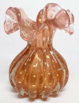 MURANO - Belíssima e grande trouxa em vidro artístico de Murano de linda tonalidade dita pink, feitio gomado com bolhas, gotas á ouro e lindíssima borda. Perfeito estado de conservação. Mede 21 cm de altura x 17 cm de diâmetro. Itália século XX.