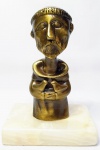 INOS CORRADIN com certificado - ''São Francisco'' - Clássica e belíssima escultura em bronze com técnica de pátina á ouro branco de excelente qualidade escultórica, elegantemente montada sobre base de ônix branco. Assinado Inos. Perfeito estado de conservação. Mede 17 x 12 x 8,5 cm. Acompanha certificado de autenticidade emitido pelo artista e registrado em cartório. NOTA: Artista premiado e catalogado.1929 Nasce em 14 de novembro, em Vogogna, Piemonti, Itália. Com alguns meses seus pais transferem-se para Montreaux, Suíça Francesa, onde permanece até os 5 anos de idade. Depois, volta para a Itália, em Castelbado, Província de Padova, terra de seus pais, onde passa a infância e juventude. 1945Estuda pintura com o professor Tardivello. 1947Colabora com o pintor Pendini na execução de um mural alusivo aos mártires da resistência italiana, em Castelbaldo, Padova Itália. 1950Chega ao Brasil, estabelecendo-se em Jundiaí, São Paulo. 1951Conhece o pintor argentino Osvaldo Navarro que dirige o Atelier Cooperativa Politone na Vila Mariana, São Paulo. É convidado a fazer parte do núcleo artístico do qual participam, entre outros, os pintores: Ian Woronieki e Geraldo Trindade Leal e mais cinco pintores. 1952Convidado a participar do II Salão Paulista de arte moderna de São Paulo. 1953Chega a Salvador da Bahia com o pintor Trindade Leal. Conhece o grupo artístico baiano da época: Mário Cravo Júnior, Rubens Valentin, Aguinaldo dos Santos, Caribè, Raimundo de Oliveira, Pancetti, Jenner Augusto, Wilson Rocha e Mirabeau Sampaio, o crítico Wilson Rocha e o cantor e compositor Dorival Caymmi. 1954Convidado a participar do Salão Nacional de Arte Moderna do Rio de Janeiro.Osvaldo Gil Navarro o convida a participar da equipe de cenógrafos do Ballet do IV Centenário de São Paulo. Executa cenários para ballet e peças teatrais para Rugero Giacobbi e Aldo Cravo.1955Continua ativo como cenógrafo. 1957Começa uma nova fase de sua vida. Chega a Ibiúna, São Paulo, onde pinta e trabalha com os madeireiros que na época tinham na madeira sua principal fonte de economia, de onde extraia madeira para sua pequena fábrica de brinquedos. Nesta cidade, conhece o seu primeiro e mais importante marchand: Américo Reisfeld, que após cessar suas atividades é sucedido por seu genro, o Sr. Josef Bar-Tzion, que o representa em diversas exposições internacionais. 1960Casa-se com Maria Helena Rolin Carmelo com a qual teve três filhos. 1976É representado pela Sra. Carla Surian Albori com exclusividade européia. 1977Faz sua primeira exposição individual na Galeria de Arte André São Paulo, hoje denominada Nova André Galeria, onde trabalhou com exclusividade para André Blau, desde o começo da década de 60. 1979Contratado para pintar um cenário 8 x 11m para o teatro de Rovigo Itália 1990A Prefeitura de Jundiaí adquire 5 obras, com motivos religiosos, que estão expostos no Velório Municipal Adamastor Fernandes. 1993A Prefeitura Municipal de Jundiaí lhe presta uma homenagem pelos seus 40 Anos de Pintura, organizando uma exposição retrospectiva no Paço Municipal Nova Jundiaí, com obras emprestadas por inúmeros colecionadores. 1997Lança o livro La Visione Incantata na Nova André Galeria, em S.Paulo, com uma exposição. (livro lançado simultaneamente no Brasil e na Europa), lançado por Edas Edizioni DArte Surian. 2001Lança seu livro Venticinque Anni di mostre in Europa, lançado por Edas Edizioni DArte Surian. 2002A Companhia Italiana Costa Navegações lança ao mar o navio Costa Atlântica em Veneza e o contrata para decorar suas cabines com 800 serigrafias e 42 óleos sobre tela.Passa a fazer parte dos anais da Câmara Federal com discurso feito pelo Deputado Federal André Benassi ressaltando sua importância na pintura no Brasil e exterior. 2004Comemora 50 anos de pintura com uma super exposição no Hotel Intercontinental, na Al.Santos em S.Paulo, onde lançou seu livro 50 Anos de Pintura, editado por Auderi Martins. 2005É solicitado pela Prefeitura Municipal de Jundiaí, através do Prefeito Ary Fossen para criar um selo comemorativo dos 350 anos da cidade. Este selo também foi lançado pela Empresa Brasileira de Correios e Telégrafos. 2006É homenageado pela Associação Terapêutica de Estimulação Auditiva e Linguagem - ATEAL, juntamente com a Prefeitura Municipal de Jundiaí, em função de sua benemerência com as crianças assistidas dessa ONG, que inclusive reproduziram de forma singular algumas de suas obras. 2007Pinta o óleo sobre tela Tributo à Serra do Japi (l,80 x 9,00m), cuja réplica transformada num painel de 9,00 e 4,5 metros, encontra-se em exposição permanente na Rodoviária de Jundiaí, a convite do Prefeito Ary Fossen. 2008Lançamento do documentário INOS que traça um panorama de sua vida artística nos seus 56 anos de carreira, bem como curiosidades de sua vida pessoal. 2009Ano em que Inos completa 80 anos. As comemorações começaram em maio, na Itália, onde ele foi homenageado pela Prefeitura de Padova, através do Prefeito Flavio Zanonato, com uma exposição num Palácio Medieval do século XVI, na Salla della Gran Guardia na Piazza dei Signori.Em setembro, Inos fecha as comemorações com uma grande exposição na Nova André Galeria, onde trabalhou com exclusividade por 30 anos. Inos retorna à sua velha casa, depois de percorrer um longo caminho com mais de 200 exposições internacionais.Ainda em 2009,lança a 2ª edição do livro 50 Anos de Pintura com uma noite de autógrafos na Livraria da Vila, Al.Lorena em S.Paulo; 2010A Prefeitura de Jundiaí, por iniciativa do prefeito, Sr. Miguel Haddad, presta-lhe uma homenagem pelos seus 80 anos com uma exposição de esculturas e fotos de sua carreira ao lado de familiares e celebridades do mundo das artes, da música e da política nacional e internacional. O momento mais emocionante da homenagem foi o espetáculo musical, organizado por sua assessora Sandra Carnio, chamado Um concerto para Inos com músicas que retrataram momentos marcantes da vida do pintor, tendo à frente a cantora Clarina Fasanaro e músicos convidados.A convite do artista Ivald Granato passa a integrar o Grupo dos Onze (G11). O referido grupo é composto de renomados artistas da atualidade, dentre eles Cláudio Tozzi, Mario Gruber, Peticov, entre outros.A escultura O Saxofonista é escolhida para premiar sessenta grandes nomes da indústria musical brasileira no evento Expo Show Business, promovido por Tom Gomes. Dentre os premiados, Dody Serena, empresário do cantor Roberto Carlos, Guto Graça Mello, produtor musical da TV Globo, Marcelo Castello Branco, presidente da gravadora EMI e José Celso Guida, diretor geral da gravadora Biscoito Fino. 2011É homenageado com a exposição Gabinete de Arte Inos Corradin na Câmara Federal Brasília - DF , por ocasião do Momento Itália/Brasil. Inos que chegou ao Brasil na década de 50 é um símbolo da ligação e amizade entre brasileiros e italianos. 2013É homenageado na cidade de Padova - Itália, com o prêmio "Città di Padova 2013" pela sua trajetória artística.
