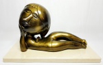 INOS CORRADIN com certificado - '' BANHISTA '' - Rara e belíssima Grandiosa escultura em terracota patinada de excelente qualidade escultórica elegantemente montada sobre base de mármore espanhol Crema Marfil. Assinado Inos em perfeito estado de conservação. Mede 24 x 38 x 20 CM. Acompanha certificado de autenticidade emitido pelo artista e registrado em cartório . nota: NOTA: Equilibrista foi o tema que consagrou o artista , tema esse muito desejado e hoje muito raro no mercado devido a alta procura . Valor de mercado para essa obra varia de 8 a 10 mil reais , oportunidade . Acompanha elegante moldura nova . 1929 Nasce em 14 de novembro, em Vogogna, Piemonti, Itália. Com alguns meses seus pais transferem-se para Montreaux, Suíça Francesa, onde permanece até os 5 anos de idade. Depois, volta para a Itália, em Castelbado, Província de Padova, terra de seus pais, onde passa a infância e juventude. 1945Estuda pintura com o professor Tardivello. 1947Colabora com o pintor Pendini na execução de um mural alusivo aos mártires da resistência italiana, em Castelbaldo, Padova Itália. 1950Chega ao Brasil, estabelecendo-se em Jundiaí, São Paulo. 1951Conhece o pintor argentino Osvaldo Navarro que dirige o Atelier Cooperativa Politone na Vila Mariana, São Paulo. É convidado a fazer parte do núcleo artístico do qual participam, entre outros, os pintores: Ian Woronieki e Geraldo Trindade Leal e mais cinco pintores. 1952Convidado a participar do II Salão Paulista de arte moderna de São Paulo. 1953Chega a Salvador da Bahia com o pintor Trindade Leal. Conhece o grupo artístico baiano da época: Mário Cravo Júnior, Rubens Valentin, Aguinaldo dos Santos, Caribè, Raimundo de Oliveira, Pancetti, Jenner Augusto, Wilson Rocha e Mirabeau Sampaio, o crítico Wilson Rocha e o cantor e compositor Dorival Caymmi. 1954Convidado a participar do Salão Nacional de Arte Moderna do Rio de Janeiro.Osvaldo Gil Navarro o convida a participar da equipe de cenógrafos do Ballet do IV Centenário de São Paulo. Executa cenários para ballet e peças teatrais para Rugero Giacobbi e Aldo Cravo.1955Continua ativo como cenógrafo. 1957Começa uma nova fase de sua vida. Chega a Ibiúna, São Paulo, onde pinta e trabalha com os madeireiros que na época tinham na madeira sua principal fonte de economia, de onde extraia madeira para sua pequena fábrica de brinquedos. Nesta cidade, conhece o seu primeiro e mais importante marchand: Américo Reisfeld, que após cessar suas atividades é sucedido por seu genro, o Sr. Josef Bar-Tzion, que o representa em diversas exposições internacionais. 1960Casa-se com Maria Helena Rolin Carmelo com a qual teve três filhos. 1976É representado pela Sra. Carla Surian Albori com exclusividade européia. 1977Faz sua primeira exposição individual na Galeria de Arte André São Paulo, hoje denominada Nova André Galeria, onde trabalhou com exclusividade para André Blau, desde o começo da década de 60. 1979Contratado para pintar um cenário 8 x 11m para o teatro de Rovigo Itália 1990A Prefeitura de Jundiaí adquire 5 obras, com motivos religiosos, que estão expostos no Velório Municipal Adamastor Fernandes. 1993A Prefeitura Municipal de Jundiaí lhe presta uma homenagem pelos seus 40 Anos de Pintura, organizando uma exposição retrospectiva no Paço Municipal Nova Jundiaí, com obras emprestadas por inúmeros colecionadores. 1997Lança o livro La Visione Incantata na Nova André Galeria, em S.Paulo, com uma exposição. (livro lançado simultaneamente no Brasil e na Europa), lançado por Edas Edizioni DArte Surian. 2001Lança seu livro Venticinque Anni di mostre in Europa, lançado por Edas Edizioni DArte Surian. 2002A Companhia Italiana Costa Navegações lança ao mar o navio Costa Atlântica em Veneza e o contrata para decorar suas cabines com 800 serigrafias e 42 óleos sobre tela.Passa a fazer parte dos anais da Câmara Federal com discurso feito pelo Deputado Federal André Benassi ressaltando sua importância na pintura no Brasil e exterior. 2004Comemora 50 anos de pintura com uma super exposição no Hotel Intercontinental, na Al.Santos em S.Paulo, onde lançou seu livro 50 Anos de Pintura, editado por Auderi Martins. 2005É solicitado pela Prefeitura Municipal de Jundiaí, através do Prefeito Ary Fossen para criar um selo comemorativo dos 350 anos da cidade. Este selo também foi lançado pela Empresa Brasileira de Correios e Telégrafos. 2006É homenageado pela Associação Terapêutica de Estimulação Auditiva e Linguagem - ATEAL, juntamente com a Prefeitura Municipal de Jundiaí, em função de sua benemerência com as crianças assistidas dessa ONG, que inclusive reproduziram de forma singular algumas de suas obras. 2007Pinta o óleo sobre tela Tributo à Serra do Japi (l,80 x 9,00m), cuja réplica transformada num painel de 9,00 e 4,5 metros, encontra-se em exposição permanente na Rodoviária de Jundiaí, a convite do Prefeito Ary Fossen. 2008Lançamento do documentário INOS que traça um panorama de sua vida artística nos seus 56 anos de carreira, bem como curiosidades de sua vida pessoal. 2009Ano em que Inos completa 80 anos. As comemorações começaram em maio, na Itália, onde ele foi homenageado pela Prefeitura de Padova, através do Prefeito Flavio Zanonato, com uma exposição num Palácio Medieval do século XVI, na Salla della Gran Guardia na Piazza dei Signori.Em setembro, Inos fecha as comemorações com uma grande exposição na Nova André Galeria, onde trabalhou com exclusividade por 30 anos. Inos retorna à sua velha casa, depois de percorrer um longo caminho com mais de 200 exposições internacionais.Ainda em 2009,lança a 2ª edição do livro 50 Anos de Pintura com uma noite de autógrafos na Livraria da Vila, Al.Lorena em S.Paulo; 2010A Prefeitura de Jundiaí, por iniciativa do prefeito, Sr. Miguel Haddad, presta-lhe uma homenagem pelos seus 80 anos com uma exposição de esculturas e fotos de sua carreira ao lado de familiares e celebridades do mundo das artes, da música e da política nacional e internacional. O momento mais emocionante da homenagem foi o espetáculo musical, organizado por sua assessora Sandra Carnio, chamado Um concerto para Inos com músicas que retrataram momentos marcantes da vida do pintor, tendo à frente a cantora Clarina Fasanaro e músicos convidados.A convite do artista Ivald Granato passa a integrar o Grupo dos Onze (G11). O referido grupo é composto de renomados artistas da atualidade, dentre eles Cláudio Tozzi, Mario Gruber, Peticov, entre outros.A escultura O Saxofonista é escolhida para premiar sessenta grandes nomes da indústria musical brasileira no evento Expo Show Business, promovido por Tom Gomes. Dentre os premiados, Dody Serena, empresário do cantor Roberto Carlos, Guto Graça Mello, produtor musical da TV Globo, Marcelo Castello Branco, presidente da gravadora EMI e José Celso Guida, diretor geral da gravadora Biscoito Fino. 2011É homenageado com a exposição Gabinete de Arte Inos Corradin na Câmara Federal Brasília - DF , por ocasião do Momento Itália/Brasil. Inos que chegou ao Brasil na década de 50 é um símbolo da ligação e amizade entre brasileiros e italianos. 2013É homenageado na cidade de Padova - Itália, com o prêmio "Città di Padova 2013" pela sua trajetória artística.