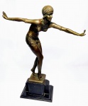 CHIPARUS - Magnifica Escultura de estilo Art' Deco em bronze de excelente fundição sobre base de mármore, assinado no bronze Chiparus. Perfeito estado de conservação , mede 48 cm de altura, base 18 x 11 cm . Reprodução Européia . meados do século XX . NOTA: Demetre Haralamb Chiparus (1886 -1947) foi um escultor romeno que viveu e trabalhou em Paris. É considerado um medalhão do período Art Deco na arte da escultura.