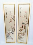 Charmoso e lindíssimo pandam de quadros finamente executados em seda de ótima qualidade, com lindos bordados com rico motivo de pássaros e ornamentação floral, vibrantes colorações. Mede 106 x 32 cm. Bom estado de conservação.