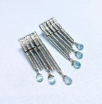 VECCHIO JOALHEIROS - MAJESTOSO PAR DE BRINCOS DITO CASCATA, FEITIO DE EXCEPCIONAL OURIVESARIA EM OURO BRANCO 18K TEOR 750. DESIGN MODERNO EXCLUSIVO COM PRECIOSA CRAVAÇÃO DE BRILHANTES EXTRA BRANCO, TOTALIZANDO 2.24 CTS. FINO ACABAMENTO COM PINGENTES DE ÁGUA MARINHA LAPIDAÇÃO BRIOLET. PERFEITO ESTADO DE CONSERVAÇÃO, NÃO APARENTA USO. MEDEM APROX 5,8 X 1,6 CM. PESO TOTAL 19.5 GRAMAS. ACOMPANHA CERTIFICADO.