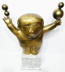 INOS CORRADIN com certificado - ''Equilibrista'' - Raríssima e grandiosa magnífica escultura em bronze patinado de excelente fundição e qualidade escultórica elegantemente montada sobre grandiosa e elegante caixa em mármore italiano carrara. Assinado Inos. Perfeito estado de conservação. Mede 74 x 22 x 26 cm. Acompanha certificado de autenticidade emitido pelo artista e registrado em cartório. NOTA: Artista premiado e catalogado.1929 Nasce em 14 de novembro, em Vogogna, Piemonti, Itália. Com alguns meses seus pais transferem-se para Montreaux, Suíça Francesa, onde permanece até os 5 anos de idade. Depois, volta para a Itália, em Castelbado, Província de Padova, terra de seus pais, onde passa a infância e juventude. 1945Estuda pintura com o professor Tardivello. 1947Colabora com o pintor Pendini na execução de um mural alusivo aos mártires da resistência italiana, em Castelbaldo, Padova Itália. 1950Chega ao Brasil, estabelecendo-se em Jundiaí, São Paulo. 1951Conhece o pintor argentino Osvaldo Navarro que dirige o Atelier Cooperativa Politone na Vila Mariana, São Paulo. É convidado a fazer parte do núcleo artístico do qual participam, entre outros, os pintores: Ian Woronieki e Geraldo Trindade Leal e mais cinco pintores. 1952Convidado a participar do II Salão Paulista de arte moderna de São Paulo. 1953Chega a Salvador da Bahia com o pintor Trindade Leal. Conhece o grupo artístico baiano da época: Mário Cravo Júnior, Rubens Valentin, Aguinaldo dos Santos, Caribè, Raimundo de Oliveira, Pancetti, Jenner Augusto, Wilson Rocha e Mirabeau Sampaio, o crítico Wilson Rocha e o cantor e compositor Dorival Caymmi. 1954Convidado a participar do Salão Nacional de Arte Moderna do Rio de Janeiro.Osvaldo Gil Navarro o convida a participar da equipe de cenógrafos do Ballet do IV Centenário de São Paulo. Executa cenários para ballet e peças teatrais para Rugero Giacobbi e Aldo Cravo.1955Continua ativo como cenógrafo. 1957Começa uma nova fase de sua vida. Chega a Ibiúna, São Paulo, onde pinta e trabalha com os madeireiros que na época tinham na madeira sua principal fonte de economia, de onde extraia madeira para sua pequena fábrica de brinquedos. Nesta cidade, conhece o seu primeiro e mais importante marchand: Américo Reisfeld, que após cessar suas atividades é sucedido por seu genro, o Sr. Josef Bar-Tzion, que o representa em diversas exposições internacionais. 1960Casa-se com Maria Helena Rolin Carmelo com a qual teve três filhos. 1976É representado pela Sra. Carla Surian Albori com exclusividade européia. 1977Faz sua primeira exposição individual na Galeria de Arte André São Paulo, hoje denominada Nova André Galeria, onde trabalhou com exclusividade para André Blau, desde o começo da década de 60. 1979Contratado para pintar um cenário 8 x 11m para o teatro de Rovigo Itália 1990A Prefeitura de Jundiaí adquire 5 obras, com motivos religiosos, que estão expostos no Velório Municipal Adamastor Fernandes. 1993A Prefeitura Municipal de Jundiaí lhe presta uma homenagem pelos seus 40 Anos de Pintura, organizando uma exposição retrospectiva no Paço Municipal Nova Jundiaí, com obras emprestadas por inúmeros colecionadores. 1997Lança o livro La Visione Incantata na Nova André Galeria, em S.Paulo, com uma exposição. (livro lançado simultaneamente no Brasil e na Europa), lançado por Edas Edizioni DArte Surian. 2001Lança seu livro Venticinque Anni di mostre in Europa, lançado por Edas Edizioni DArte Surian. 2002A Companhia Italiana Costa Navegações lança ao mar o navio Costa Atlântica em Veneza e o contrata para decorar suas cabines com 800 serigrafias e 42 óleos sobre tela.Passa a fazer parte dos anais da Câmara Federal com discurso feito pelo Deputado Federal André Benassi ressaltando sua importância na pintura no Brasil e exterior. 2004Comemora 50 anos de pintura com uma super exposição no Hotel Intercontinental, na Al.Santos em S.Paulo, onde lançou seu livro 50 Anos de Pintura, editado por Auderi Martins. 2005É solicitado pela Prefeitura Municipal de Jundiaí, através do Prefeito Ary Fossen para criar um selo comemorativo dos 350 anos da cidade. Este selo também foi lançado pela Empresa Brasileira de Correios e Telégrafos. 2006É homenageado pela Associação Terapêutica de Estimulação Auditiva e Linguagem - ATEAL, juntamente com a Prefeitura Municipal de Jundiaí, em função de sua benemerência com as crianças assistidas dessa ONG, que inclusive reproduziram de forma singular algumas de suas obras. 2007Pinta o óleo sobre tela Tributo à Serra do Japi (l,80 x 9,00m), cuja réplica transformada num painel de 9,00 e 4,5 metros, encontra-se em exposição permanente na Rodoviária de Jundiaí, a convite do Prefeito Ary Fossen. 2008Lançamento do documentário INOS que traça um panorama de sua vida artística nos seus 56 anos de carreira, bem como curiosidades de sua vida pessoal. 2009Ano em que Inos completa 80 anos. As comemorações começaram em maio, na Itália, onde ele foi homenageado pela Prefeitura de Padova, através do Prefeito Flavio Zanonato, com uma exposição num Palácio Medieval do século XVI, na Salla della Gran Guardia na Piazza dei Signori.Em setembro, Inos fecha as comemorações com uma grande exposição na Nova André Galeria, onde trabalhou com exclusividade por 30 anos. Inos retorna à sua velha casa, depois de percorrer um longo caminho com mais de 200 exposições internacionais.Ainda em 2009,lança a 2ª edição do livro 50 Anos de Pintura com uma noite de autógrafos na Livraria da Vila, Al.Lorena em S.Paulo; 2010A Prefeitura de Jundiaí, por iniciativa do prefeito, Sr. Miguel Haddad, presta-lhe uma homenagem pelos seus 80 anos com uma exposição de esculturas e fotos de sua carreira ao lado de familiares e celebridades do mundo das artes, da música e da política nacional e internacional. O momento mais emocionante da homenagem foi o espetáculo musical, organizado por sua assessora Sandra Carnio, chamado Um concerto para Inos com músicas que retrataram momentos marcantes da vida do pintor, tendo à frente a cantora Clarina Fasanaro e músicos convidados.A convite do artista Ivald Granato passa a integrar o Grupo dos Onze (G11). O referido grupo é composto de renomados artistas da atualidade, dentre eles Cláudio Tozzi, Mario Gruber, Peticov, entre outros.A escultura O Saxofonista é escolhida para premiar sessenta grandes nomes da indústria musical brasileira no evento Expo Show Business, promovido por Tom Gomes. Dentre os premiados, Dody Serena, empresário do cantor Roberto Carlos, Guto Graça Mello, produtor musical da TV Globo, Marcelo Castello Branco, presidente da gravadora EMI e José Celso Guida, diretor geral da gravadora Biscoito Fino. 2011É homenageado com a exposição Gabinete de Arte Inos Corradin na Câmara Federal Brasília - DF , por ocasião do Momento Itália/Brasil. Inos que chegou ao Brasil na década de 50 é um símbolo da ligação e amizade entre brasileiros e italianos. 2013É homenageado na cidade de Padova - Itália, com o prêmio "Città di Padova 2013" pela sua trajetória artística.