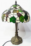 Excepcional abajur de estilo Tiffany Art'Noveau com linda e clássica cúpula em vitral contendo Parreira e Uvas de rica coloração, elegante base em metal de excelente fundição adornado por rico trabalho. Impecável estado de conservação, mede 48 cm de altura x 32 cm de diâmetro da cúpula . USA meados do século XX