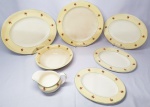 DAVISON & SON - INGLATERRA - Raro e lindo jogo de serviço para jantar e sobremesa composto por 4 travessas, 1 molheira, 1 prato para bolo e 1 bowl. Ambos finamente executados em porcelana de excepcional qualidade e manufatura inglesa, riquíssimo motivo floral e filetes em tonalidade verde chartreuse. Maior (prato p bolo) mede 33 cm de diâmetro. Perfeito estado de conservação. Inglaterra meados do Século XX.