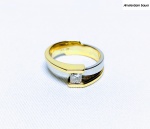 AMSTERDAM SAUER - EXCEPCIONAL ANEL SOLITÁRIO DE OURO AMARELO E BRANCO 18 K TEOR 750, DESIGN EXCLUSIVO COM RICO TRABALHO E PRECIOSO DIAMANTE DE 0.50 CTS EXTRA BRANCO 100% NATURAL, BELÍSSIMA LAPIDAÇÃO PRINCESS . PERFEITO ESTADO DE CONSERVAÇÃO, NÃO APARENTA USO. ACONDICIONADO EM ESTOJO ORIGINAL. ARO MEDE 2,0 CM. PESO 9.2 G.