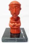 INOS CORRADIN com certificado - ''São Francisco'' - Clássica e belíssima escultura em terracota patinada de excelente qualidade escultórica, elegantemente montada sobre base de mármore espanhol dito nero marquina. Assinado Inos. Perfeito estado de conservação. Mede 15 x 10 x 10 cm. Acompanha certificado de autenticidade emitido pelo artista e registrado em cartório. NOTA: Artista premiado e catalogado.1929 Nasce em 14 de novembro, em Vogogna, Piemonti, Itália. Com alguns meses seus pais transferem-se para Montreaux, Suíça Francesa, onde permanece até os 5 anos de idade. Depois, volta para a Itália, em Castelbado, Província de Padova, terra de seus pais, onde passa a infância e juventude. 1945Estuda pintura com o professor Tardivello. 1947Colabora com o pintor Pendini na execução de um mural alusivo aos mártires da resistência italiana, em Castelbaldo, Padova Itália. 1950Chega ao Brasil, estabelecendo-se em Jundiaí, São Paulo. 1951Conhece o pintor argentino Osvaldo Navarro que dirige o Atelier Cooperativa Politone na Vila Mariana, São Paulo. É convidado a fazer parte do núcleo artístico do qual participam, entre outros, os pintores: Ian Woronieki e Geraldo Trindade Leal e mais cinco pintores. 1952Convidado a participar do II Salão Paulista de arte moderna de São Paulo. 1953Chega a Salvador da Bahia com o pintor Trindade Leal. Conhece o grupo artístico baiano da época: Mário Cravo Júnior, Rubens Valentin, Aguinaldo dos Santos, Caribè, Raimundo de Oliveira, Pancetti, Jenner Augusto, Wilson Rocha e Mirabeau Sampaio, o crítico Wilson Rocha e o cantor e compositor Dorival Caymmi. 1954Convidado a participar do Salão Nacional de Arte Moderna do Rio de Janeiro.Osvaldo Gil Navarro o convida a participar da equipe de cenógrafos do Ballet do IV Centenário de São Paulo. Executa cenários para ballet e peças teatrais para Rugero Giacobbi e Aldo Cravo.1955Continua ativo como cenógrafo. 1957Começa uma nova fase de sua vida. Chega a Ibiúna, São Paulo, onde pinta e trabalha com os madeireiros que na época tinham na madeira sua principal fonte de economia, de onde extraia madeira para sua pequena fábrica de brinquedos. Nesta cidade, conhece o seu primeiro e mais importante marchand: Américo Reisfeld, que após cessar suas atividades é sucedido por seu genro, o Sr. Josef Bar-Tzion, que o representa em diversas exposições internacionais. 1960Casa-se com Maria Helena Rolin Carmelo com a qual teve três filhos. 1976É representado pela Sra. Carla Surian Albori com exclusividade européia. 1977Faz sua primeira exposição individual na Galeria de Arte André São Paulo, hoje denominada Nova André Galeria, onde trabalhou com exclusividade para André Blau, desde o começo da década de 60. 1979Contratado para pintar um cenário 8 x 11m para o teatro de Rovigo Itália 1990A Prefeitura de Jundiaí adquire 5 obras, com motivos religiosos, que estão expostos no Velório Municipal Adamastor Fernandes. 1993A Prefeitura Municipal de Jundiaí lhe presta uma homenagem pelos seus 40 Anos de Pintura, organizando uma exposição retrospectiva no Paço Municipal Nova Jundiaí, com obras emprestadas por inúmeros colecionadores. 1997Lança o livro La Visione Incantata na Nova André Galeria, em S.Paulo, com uma exposição. (livro lançado simultaneamente no Brasil e na Europa), lançado por Edas Edizioni DArte Surian. 2001Lança seu livro Venticinque Anni di mostre in Europa, lançado por Edas Edizioni DArte Surian. 2002A Companhia Italiana Costa Navegações lança ao mar o navio Costa Atlântica em Veneza e o contrata para decorar suas cabines com 800 serigrafias e 42 óleos sobre tela.Passa a fazer parte dos anais da Câmara Federal com discurso feito pelo Deputado Federal André Benassi ressaltando sua importância na pintura no Brasil e exterior. 2004Comemora 50 anos de pintura com uma super exposição no Hotel Intercontinental, na Al.Santos em S.Paulo, onde lançou seu livro 50 Anos de Pintura, editado por Auderi Martins. 2005É solicitado pela Prefeitura Municipal de Jundiaí, através do Prefeito Ary Fossen para criar um selo comemorativo dos 350 anos da cidade. Este selo também foi lançado pela Empresa Brasileira de Correios e Telégrafos. 2006É homenageado pela Associação Terapêutica de Estimulação Auditiva e Linguagem - ATEAL, juntamente com a Prefeitura Municipal de Jundiaí, em função de sua benemerência com as crianças assistidas dessa ONG, que inclusive reproduziram de forma singular algumas de suas obras. 2007Pinta o óleo sobre tela Tributo à Serra do Japi (l,80 x 9,00m), cuja réplica transformada num painel de 9,00 e 4,5 metros, encontra-se em exposição permanente na Rodoviária de Jundiaí, a convite do Prefeito Ary Fossen. 2008Lançamento do documentário INOS que traça um panorama de sua vida artística nos seus 56 anos de carreira, bem como curiosidades de sua vida pessoal. 2009Ano em que Inos completa 80 anos. As comemorações começaram em maio, na Itália, onde ele foi homenageado pela Prefeitura de Padova, através do Prefeito Flavio Zanonato, com uma exposição num Palácio Medieval do século XVI, na Salla della Gran Guardia na Piazza dei Signori.Em setembro, Inos fecha as comemorações com uma grande exposição na Nova André Galeria, onde trabalhou com exclusividade por 30 anos. Inos retorna à sua velha casa, depois de percorrer um longo caminho com mais de 200 exposições internacionais.Ainda em 2009,lança a 2ª edição do livro 50 Anos de Pintura com uma noite de autógrafos na Livraria da Vila, Al.Lorena em S.Paulo; 2010A Prefeitura de Jundiaí, por iniciativa do prefeito, Sr. Miguel Haddad, presta-lhe uma homenagem pelos seus 80 anos com uma exposição de esculturas e fotos de sua carreira ao lado de familiares e celebridades do mundo das artes, da música e da política nacional e internacional. O momento mais emocionante da homenagem foi o espetáculo musical, organizado por sua assessora Sandra Carnio, chamado Um concerto para Inos com músicas que retrataram momentos marcantes da vida do pintor, tendo à frente a cantora Clarina Fasanaro e músicos convidados.A convite do artista Ivald Granato passa a integrar o Grupo dos Onze (G11). O referido grupo é composto de renomados artistas da atualidade, dentre eles Cláudio Tozzi, Mario Gruber, Peticov, entre outros.A escultura O Saxofonista é escolhida para premiar sessenta grandes nomes da indústria musical brasileira no evento Expo Show Business, promovido por Tom Gomes. Dentre os premiados, Dody Serena, empresário do cantor Roberto Carlos, Guto Graça Mello, produtor musical da TV Globo, Marcelo Castello Branco, presidente da gravadora EMI e José Celso Guida, diretor geral da gravadora Biscoito Fino. 2011É homenageado com a exposição Gabinete de Arte Inos Corradin na Câmara Federal Brasília - DF , por ocasião do Momento Itália/Brasil. Inos que chegou ao Brasil na década de 50 é um símbolo da ligação e amizade entre brasileiros e italianos. 2013É homenageado na cidade de Padova - Itália, com o prêmio "Città di Padova 2013" pela sua trajetória artística.