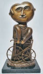 INOS CORRADIN com certificado - '' Menina com bicicleta '' - Belíssima e rara grandiosa escultura em bronze de excepcional fundição e qualidade escultórica. Apoiada em base de mármore. Mede 40 x 21 x 13 CM. Assinada Inos. Perfeito estado de conservação, acompanha certificado emitido pelo artista autenticado em cartório. Artista premiado e catalogado. NOTA: Equilibrista foi o tema que consagrou o artista , tema esse muito desejado e hoje muito raro no mercado devido a alta procura . Valor de mercado para essa obra varia de 8 a 10 mil reais , oportunidade . Acompanha elegante moldura nova . 1929 Nasce em 14 de novembro, em Vogogna, Piemonti, Itália. Com alguns meses seus pais transferem-se para Montreaux, Suíça Francesa, onde permanece até os 5 anos de idade. Depois, volta para a Itália, em Castelbado, Província de Padova, terra de seus pais, onde passa a infância e juventude. 1945Estuda pintura com o professor Tardivello. 1947Colabora com o pintor Pendini na execução de um mural alusivo aos mártires da resistência italiana, em Castelbaldo, Padova Itália. 1950Chega ao Brasil, estabelecendo-se em Jundiaí, São Paulo. 1951Conhece o pintor argentino Osvaldo Navarro que dirige o Atelier Cooperativa Politone na Vila Mariana, São Paulo. É convidado a fazer parte do núcleo artístico do qual participam, entre outros, os pintores: Ian Woronieki e Geraldo Trindade Leal e mais cinco pintores. 1952Convidado a participar do II Salão Paulista de arte moderna de São Paulo. 1953Chega a Salvador da Bahia com o pintor Trindade Leal. Conhece o grupo artístico baiano da época: Mário Cravo Júnior, Rubens Valentin, Aguinaldo dos Santos, Caribè, Raimundo de Oliveira, Pancetti, Jenner Augusto, Wilson Rocha e Mirabeau Sampaio, o crítico Wilson Rocha e o cantor e compositor Dorival Caymmi. 1954Convidado a participar do Salão Nacional de Arte Moderna do Rio de Janeiro.Osvaldo Gil Navarro o convida a participar da equipe de cenógrafos do Ballet do IV Centenário de São Paulo. Executa cenários para ballet e peças teatrais para Rugero Giacobbi e Aldo Cravo.1955Continua ativo como cenógrafo. 1957Começa uma nova fase de sua vida. Chega a Ibiúna, São Paulo, onde pinta e trabalha com os madeireiros que na época tinham na madeira sua principal fonte de economia, de onde extraia madeira para sua pequena fábrica de brinquedos. Nesta cidade, conhece o seu primeiro e mais importante marchand: Américo Reisfeld, que após cessar suas atividades é sucedido por seu genro, o Sr. Josef Bar-Tzion, que o representa em diversas exposições internacionais. 1960Casa-se com Maria Helena Rolin Carmelo com a qual teve três filhos. 1976É representado pela Sra. Carla Surian Albori com exclusividade européia. 1977Faz sua primeira exposição individual na Galeria de Arte André São Paulo, hoje denominada Nova André Galeria, onde trabalhou com exclusividade para André Blau, desde o começo da década de 60. 1979Contratado para pintar um cenário 8 x 11m para o teatro de Rovigo Itália 1990A Prefeitura de Jundiaí adquire 5 obras, com motivos religiosos, que estão expostos no Velório Municipal Adamastor Fernandes. 1993A Prefeitura Municipal de Jundiaí lhe presta uma homenagem pelos seus 40 Anos de Pintura, organizando uma exposição retrospectiva no Paço Municipal Nova Jundiaí, com obras emprestadas por inúmeros colecionadores. 1997Lança o livro La Visione Incantata na Nova André Galeria, em S.Paulo, com uma exposição. (livro lançado simultaneamente no Brasil e na Europa), lançado por Edas Edizioni DArte Surian. 2001Lança seu livro Venticinque Anni di mostre in Europa, lançado por Edas Edizioni DArte Surian. 2002A Companhia Italiana Costa Navegações lança ao mar o navio Costa Atlântica em Veneza e o contrata para decorar suas cabines com 800 serigrafias e 42 óleos sobre tela.Passa a fazer parte dos anais da Câmara Federal com discurso feito pelo Deputado Federal André Benassi ressaltando sua importância na pintura no Brasil e exterior. 2004Comemora 50 anos de pintura com uma super exposição no Hotel Intercontinental, na Al.Santos em S.Paulo, onde lançou seu livro 50 Anos de Pintura, editado por Auderi Martins. 2005É solicitado pela Prefeitura Municipal de Jundiaí, através do Prefeito Ary Fossen para criar um selo comemorativo dos 350 anos da cidade. Este selo também foi lançado pela Empresa Brasileira de Correios e Telégrafos. 2006É homenageado pela Associação Terapêutica de Estimulação Auditiva e Linguagem - ATEAL, juntamente com a Prefeitura Municipal de Jundiaí, em função de sua benemerência com as crianças assistidas dessa ONG, que inclusive reproduziram de forma singular algumas de suas obras. 2007Pinta o óleo sobre tela Tributo à Serra do Japi (l,80 x 9,00m), cuja réplica transformada num painel de 9,00 e 4,5 metros, encontra-se em exposição permanente na Rodoviária de Jundiaí, a convite do Prefeito Ary Fossen. 2008Lançamento do documentário INOS que traça um panorama de sua vida artística nos seus 56 anos de carreira, bem como curiosidades de sua vida pessoal. 2009Ano em que Inos completa 80 anos. As comemorações começaram em maio, na Itália, onde ele foi homenageado pela Prefeitura de Padova, através do Prefeito Flavio Zanonato, com uma exposição num Palácio Medieval do século XVI, na Salla della Gran Guardia na Piazza dei Signori.Em setembro, Inos fecha as comemorações com uma grande exposição na Nova André Galeria, onde trabalhou com exclusividade por 30 anos. Inos retorna à sua velha casa, depois de percorrer um longo caminho com mais de 200 exposições internacionais.Ainda em 2009,lança a 2ª edição do livro 50 Anos de Pintura com uma noite de autógrafos na Livraria da Vila, Al.Lorena em S.Paulo; 2010A Prefeitura de Jundiaí, por iniciativa do prefeito, Sr. Miguel Haddad, presta-lhe uma homenagem pelos seus 80 anos com uma exposição de esculturas e fotos de sua carreira ao lado de familiares e celebridades do mundo das artes, da música e da política nacional e internacional. O momento mais emocionante da homenagem foi o espetáculo musical, organizado por sua assessora Sandra Carnio, chamado Um concerto para Inos com músicas que retrataram momentos marcantes da vida do pintor, tendo à frente a cantora Clarina Fasanaro e músicos convidados.A convite do artista Ivald Granato passa a integrar o Grupo dos Onze (G11). O referido grupo é composto de renomados artistas da atualidade, dentre eles Cláudio Tozzi, Mario Gruber, Peticov, entre outros.A escultura O Saxofonista é escolhida para premiar sessenta grandes nomes da indústria musical brasileira no evento Expo Show Business, promovido por Tom Gomes. Dentre os premiados, Dody Serena, empresário do cantor Roberto Carlos, Guto Graça Mello, produtor musical da TV Globo, Marcelo Castello Branco, presidente da gravadora EMI e José Celso Guida, diretor geral da gravadora Biscoito Fino. 2011É homenageado com a exposição Gabinete de Arte Inos Corradin na Câmara Federal Brasília - DF , por ocasião do Momento Itália/Brasil. Inos que chegou ao Brasil na década de 50 é um símbolo da ligação e amizade entre brasileiros e italianos. 2013É homenageado na cidade de Padova - Itália, com o prêmio "Città di Padova 2013" pela sua trajetória artística.