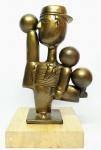 INOS CORRADIN com certificado - ''Equilibrista'' - Elegante e belíssima escultura em terracota patinada de excelente qualidade escultórica, elegantemente montada sobre base de madeira. Assinado Inos. Perfeito estado de conservação. Mede 30 x 15 x 15 cm. Acompanha certificado de autenticidade emitido pelo artista e registrado em cartório. NOTA: Artista premiado e catalogado.1929 Nasce em 14 de novembro, em Vogogna, Piemonti, Itália. Com alguns meses seus pais transferem-se para Montreaux, Suíça Francesa, onde permanece até os 5 anos de idade. Depois, volta para a Itália, em Castelbado, Província de Padova, terra de seus pais, onde passa a infância e juventude. 1945 estuda pintura com o professor Tardivello. 1947Colabora com o pintor Pendini na execução de um mural alusivo aos mártires da resistência italiana, em Castelbaldo, Padova Itália. 1950Chega ao Brasil, estabelecendo-se em Jundiaí, São Paulo. 1951Conhece o pintor argentino Osvaldo Navarro que dirige o Atelier Cooperativa Politone na Vila Mariana, São Paulo. É convidado a fazer parte do núcleo artístico do qual participam, entre outros, os pintores: Ian Woronieki e Geraldo Trindade Leal e mais cinco pintores. 1952Convidado a participar do II Salão Paulista de arte moderna de São Paulo. 1953Chega a Salvador da Bahia com o pintor Trindade Leal. Conhece o grupo artístico baiano da época: Mário Cravo Júnior, Rubens Valentin, Aguinaldo dos Santos, Caribè, Raimundo de Oliveira, Pancetti, Jenner Augusto, Wilson Rocha e Mirabeau Sampaio, o crítico Wilson Rocha e o cantor e compositor Dorival Caymmi. 1954Convidado a participar do Salão Nacional de Arte Moderna do Rio de Janeiro.Osvaldo Gil Navarro o convida a participar da equipe de cenógrafos do Ballet do IV Centenário de São Paulo. Executa cenários para ballet e peças teatrais para Rugero Giacobbi e Aldo Cravo.1955Continua ativo como cenógrafo. 1957Começa uma nova fase de sua vida. Chega a Ibiúna, São Paulo, onde pinta e trabalha com os madeireiros que na época tinham na madeira sua principal fonte de economia, de onde extraia madeira para sua pequena fábrica de brinquedos. Nesta cidade, conhece o seu primeiro e mais importante marchand: Américo Reisfeld, que após cessar suas atividades é sucedido por seu genro, o Sr. Josef Bar-Tzion, que o representa em diversas exposições internacionais. 1960Casa-se com Maria Helena Rolin Carmelo com a qual teve três filhos. 1976É representado pela Sra. Carla Surian Albori com exclusividade européia. 1977Faz sua primeira exposição individual na Galeria de Arte André São Paulo, hoje denominada Nova André Galeria, onde trabalhou com exclusividade para André Blau, desde o começo da década de 60. 1979Contratado para pintar um cenário 8 x 11m para o teatro de Rovigo Itália 1990A Prefeitura de Jundiaí adquire 5 obras, com motivos religiosos, que estão expostos no Velório Municipal Adamastor Fernandes. 1993A Prefeitura Municipal de Jundiaí lhe presta uma homenagem pelos seus 40 Anos de Pintura, organizando uma exposição retrospectiva no Paço Municipal Nova Jundiaí, com obras emprestadas por inúmeros colecionadores. 1997Lança o livro La Visione Incantata na Nova André Galeria, em S.Paulo, com uma exposição. (livro lançado simultaneamente no Brasil e na Europa), lançado por Edas Edizioni DArte Surian. 2001Lança seu livro Venticinque Anni di mostre in Europa, lançado por Edas Edizioni DArte Surian. 2002A Companhia Italiana Costa Navegações lança ao mar o navio Costa Atlântica em Veneza e o contrata para decorar suas cabines com 800 serigrafias e 42 óleos sobre tela.Passa a fazer parte dos anais da Câmara Federal com discurso feito pelo Deputado Federal André Benassi ressaltando sua importância na pintura no Brasil e exterior. 2004Comemora 50 anos de pintura com uma super exposição no Hotel Intercontinental, na Al.Santos em S.Paulo, onde lançou seu livro 50 Anos de Pintura, editado por Auderi Martins. 2005É solicitado pela Prefeitura Municipal de Jundiaí, através do Prefeito Ary Fossen para criar um selo comemorativo dos 350 anos da cidade. Este selo também foi lançado pela Empresa Brasileira de Correios e Telégrafos. 2006É homenageado pela Associação Terapêutica de Estimulação Auditiva e Linguagem - ATEAL, juntamente com a Prefeitura Municipal de Jundiaí, em função de sua benemerência com as crianças assistidas dessa ONG, que inclusive reproduziram de forma singular algumas de suas obras. 2007Pinta o óleo sobre tela Tributo à Serra do Japi (l,80 x 9,00m), cuja réplica transformada num painel de 9,00 e 4,5 metros, encontra-se em exposição permanente na Rodoviária de Jundiaí, a convite do Prefeito Ary Fossen. 2008Lançamento do documentário INOS que traça um panorama de sua vida artística nos seus 56 anos de carreira, bem como curiosidades de sua vida pessoal. 2009Ano em que Inos completa 80 anos. As comemorações começaram em maio, na Itália, onde ele foi homenageado pela Prefeitura de Padova, através do Prefeito Flavio Zanonato, com uma exposição num Palácio Medieval do século XVI, na Salla della Gran Guardia na Piazza dei Signori.Em setembro, Inos fecha as comemorações com uma grande exposição na Nova André Galeria, onde trabalhou com exclusividade por 30 anos. Inos retorna à sua velha casa, depois de percorrer um longo caminho com mais de 200 exposições internacionais.Ainda em 2009,lança a 2ª edição do livro 50 Anos de Pintura com uma noite de autógrafos na Livraria da Vila, Al.Lorena em S.Paulo; 2010A Prefeitura de Jundiaí, por iniciativa do prefeito, Sr. Miguel Haddad, presta-lhe uma homenagem pelos seus 80 anos com uma exposição de esculturas e fotos de sua carreira ao lado de familiares e celebridades do mundo das artes, da música e da política nacional e internacional. O momento mais emocionante da homenagem foi o espetáculo musical, organizado por sua assessora Sandra Carnio, chamado Um concerto para Inos com músicas que retrataram momentos marcantes da vida do pintor, tendo à frente a cantora Clarina Fasanaro e músicos convidados.A convite do artista Ivald Granato passa a integrar o Grupo dos Onze (G11). O referido grupo é composto de renomados artistas da atualidade, dentre eles Cláudio Tozzi, Mario Gruber, Peticov, entre outros.A escultura O Saxofonista é escolhida para premiar sessenta grandes nomes da indústria musical brasileira no evento Expo Show Business, promovido por Tom Gomes. Dentre os premiados, Dody Serena, empresário do cantor Roberto Carlos, Guto Graça Mello, produtor musical da TV Globo, Marcelo Castello Branco, presidente da gravadora EMI e José Celso Guida, diretor geral da gravadora Biscoito Fino. 2011É homenageado com a exposição Gabinete de Arte Inos Corradin na Câmara Federal Brasília - DF , por ocasião do Momento Itália/Brasil. Inos que chegou ao Brasil na década de 50 é um símbolo da ligação e amizade entre brasileiros e italianos. 2013É homenageado na cidade de Padova - Itália, com o prêmio "Città di Padova 2013" pela sua trajetória artística.