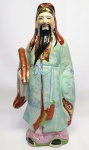 Grande e clássica escultura finamente trabalhada em pesada porcelana de excepcional manufatura e qualidade escultórica, rica em colorações e movimento com motivos orientais. Mede 37 x 16 x 09 cm. Perfeito estado de conservação.