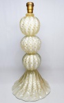 MURANO - Grandioso e espetacular lindo abajur em vidro artístico de Murano, design exclusivo de lindíssima tonalidade Branco Puro, feitio gomado rico em movimentos com bolhas, pó de ouro e rara base tiotada. Perfeito estado de conservação, fiação nova. Mede 51 cm de altura x 25 cm de diâmetro.