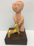 INOS CORRADIN com certificado - ''Menino com cachorro'' - Rara e belíssima escultura em terracota patinada de excepcional qualidade escultórica, elegantemente montada sobre base de madeira nobre. Assinado Inos atrás da escultura. Perfeito estado de conservação. Mede 19 x 9 x 9 cm. Acompanha certificado de autenticidade emitido pelo artista e registrado em cartório. NOTA: Artista premiado e catalogado.1929 Nasce em 14 de novembro, em Vogogna, Piemonti, Itália. Com alguns meses seus pais transferem-se para Montreaux, Suíça Francesa, onde permanece até os 5 anos de idade. Depois, volta para a Itália, em Castelbado, Província de Padova, terra de seus pais, onde passa a infância e juventude. 1945Estuda pintura com o professor Tardivello. 1947Colabora com o pintor Pendini na execução de um mural alusivo aos mártires da resistência italiana, em Castelbaldo, Padova Itália. 1950Chega ao Brasil, estabelecendo-se em Jundiaí, São Paulo. 1951Conhece o pintor argentino Osvaldo Navarro que dirige o Atelier Cooperativa Politone na Vila Mariana, São Paulo. É convidado a fazer parte do núcleo artístico do qual participam, entre outros, os pintores: Ian Woronieki e Geraldo Trindade Leal e mais cinco pintores. 1952Convidado a participar do II Salão Paulista de arte moderna de São Paulo. 1953Chega a Salvador da Bahia com o pintor Trindade Leal. Conhece o grupo artístico baiano da época: Mário Cravo Júnior, Rubens Valentin, Aguinaldo dos Santos, Caribè, Raimundo de Oliveira, Pancetti, Jenner Augusto, Wilson Rocha e Mirabeau Sampaio, o crítico Wilson Rocha e o cantor e compositor Dorival Caymmi. 1954Convidado a participar do Salão Nacional de Arte Moderna do Rio de Janeiro.Osvaldo Gil Navarro o convida a participar da equipe de cenógrafos do Ballet do IV Centenário de São Paulo. Executa cenários para ballet e peças teatrais para Rugero Giacobbi e Aldo Cravo.1955Continua ativo como cenógrafo. 1957Começa uma nova fase de sua vida. Chega a Ibiúna, São Paulo, onde pinta e trabalha com os madeireiros que na época tinham na madeira sua principal fonte de economia, de onde extraia madeira para sua pequena fábrica de brinquedos. Nesta cidade, conhece o seu primeiro e mais importante marchand: Américo Reisfeld, que após cessar suas atividades é sucedido por seu genro, o Sr. Josef Bar-Tzion, que o representa em diversas exposições internacionais. 1960Casa-se com Maria Helena Rolin Carmelo com a qual teve três filhos. 1976É representado pela Sra. Carla Surian Albori com exclusividade européia. 1977Faz sua primeira exposição individual na Galeria de Arte André São Paulo, hoje denominada Nova André Galeria, onde trabalhou com exclusividade para André Blau, desde o começo da década de 60. 1979Contratado para pintar um cenário 8 x 11m para o teatro de Rovigo Itália 1990A Prefeitura de Jundiaí adquire 5 obras, com motivos religiosos, que estão expostos no Velório Municipal Adamastor Fernandes. 1993A Prefeitura Municipal de Jundiaí lhe presta uma homenagem pelos seus 40 Anos de Pintura, organizando uma exposição retrospectiva no Paço Municipal Nova Jundiaí, com obras emprestadas por inúmeros colecionadores. 1997Lança o livro La Visione Incantata na Nova André Galeria, em S.Paulo, com uma exposição. (livro lançado simultaneamente no Brasil e na Europa), lançado por Edas Edizioni DArte Surian. 2001Lança seu livro Venticinque Anni di mostre in Europa, lançado por Edas Edizioni DArte Surian. 2002A Companhia Italiana Costa Navegações lança ao mar o navio Costa Atlântica em Veneza e o contrata para decorar suas cabines com 800 serigrafias e 42 óleos sobre tela.Passa a fazer parte dos anais da Câmara Federal com discurso feito pelo Deputado Federal André Benassi ressaltando sua importância na pintura no Brasil e exterior. 2004Comemora 50 anos de pintura com uma super exposição no Hotel Intercontinental, na Al.Santos em S.Paulo, onde lançou seu livro 50 Anos de Pintura, editado por Auderi Martins. 2005É solicitado pela Prefeitura Municipal de Jundiaí, através do Prefeito Ary Fossen para criar um selo comemorativo dos 350 anos da cidade. Este selo também foi lançado pela Empresa Brasileira de Correios e Telégrafos. 2006É homenageado pela Associação Terapêutica de Estimulação Auditiva e Linguagem - ATEAL, juntamente com a Prefeitura Municipal de Jundiaí, em função de sua benemerência com as crianças assistidas dessa ONG, que inclusive reproduziram de forma singular algumas de suas obras. 2007Pinta o óleo sobre tela Tributo à Serra do Japi (l,80 x 9,00m), cuja réplica transformada num painel de 9,00 e 4,5 metros, encontra-se em exposição permanente na Rodoviária de Jundiaí, a convite do Prefeito Ary Fossen. 2008Lançamento do documentário INOS que traça um panorama de sua vida artística nos seus 56 anos de carreira, bem como curiosidades de sua vida pessoal. 2009Ano em que Inos completa 80 anos. As comemorações começaram em maio, na Itália, onde ele foi homenageado pela Prefeitura de Padova, através do Prefeito Flavio Zanonato, com uma exposição num Palácio Medieval do século XVI, na Salla della Gran Guardia na Piazza dei Signori.Em setembro, Inos fecha as comemorações com uma grande exposição na Nova André Galeria, onde trabalhou com exclusividade por 30 anos. Inos retorna à sua velha casa, depois de percorrer um longo caminho com mais de 200 exposições internacionais.Ainda em 2009,lança a 2ª edição do livro 50 Anos de Pintura com uma noite de autógrafos na Livraria da Vila, Al.Lorena em S.Paulo; 2010A Prefeitura de Jundiaí, por iniciativa do prefeito, Sr. Miguel Haddad, presta-lhe uma homenagem pelos seus 80 anos com uma exposição de esculturas e fotos de sua carreira ao lado de familiares e celebridades do mundo das artes, da música e da política nacional e internacional. O momento mais emocionante da homenagem foi o espetáculo musical, organizado por sua assessora Sandra Carnio, chamado Um concerto para Inos com músicas que retrataram momentos marcantes da vida do pintor, tendo à frente a cantora Clarina Fasanaro e músicos convidados.A convite do artista Ivald Granato passa a integrar o Grupo dos Onze (G11). O referido grupo é composto de renomados artistas da atualidade, dentre eles Cláudio Tozzi, Mario Gruber, Peticov, entre outros.A escultura O Saxofonista é escolhida para premiar sessenta grandes nomes da indústria musical brasileira no evento Expo Show Business, promovido por Tom Gomes. Dentre os premiados, Dody Serena, empresário do cantor Roberto Carlos, Guto Graça Mello, produtor musical da TV Globo, Marcelo Castello Branco, presidente da gravadora EMI e José Celso Guida, diretor geral da gravadora Biscoito Fino. 2011É homenageado com a exposição Gabinete de Arte Inos Corradin na Câmara Federal Brasília - DF , por ocasião do Momento Itália/Brasil. Inos que chegou ao Brasil na década de 50 é um símbolo da ligação e amizade entre brasileiros e italianos. 2013É homenageado na cidade de Padova - Itália, com o prêmio "Città di Padova 2013" pela sua trajetória artística.