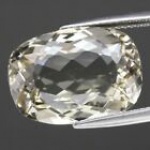 Precioso e Belíssimo Topázio Yellow 100% natural de 16.59 cts , Extraordinária qualidade e clareza transparente VVS, clássica lapidação almofada brilhante medindo 17.5 x 12.5 mm . ótimo investimento para montar uma joia de qualidade . Perfeita . origem Brasil . Gema preciosa devido a suas dimensões .