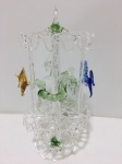 ALEMANHA - Belíssima e delicada escultura finamente executada em cristal de ótima qualidade e manufatura alemã representando belo carrossel giratório. Med. 18 x 8CM. Perfeito estado de conservação.