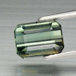 Preciosa e Rara Turmalina Green extra de excelente qualidade e clareza transparente , clássica lapidação octogonal brilhante pesando 2.30 cts medindo 8.3 x 6.2 x 4.9 mm . ótimo investimento para montar uma joia de qualidade . origem Tanzânia, África . Gema preciosa devido a seu tamanho e forte coloração .