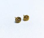 ELEGANTE PAR DE BRINCOS DE OURO 18K TEOR 750, DESIGN EXCLUSIVO NO FORMATO DE ROSA. EXCELENTE ESTADO DE CONSERVAÇÃO. MEDE APROX 1,4 X 1,0 CM. PESO TOTAL 3.0 G.