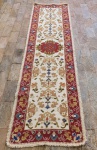 ARRAIOLO 280 x 80 cm - Impecável Passadeira Arraiolo finamente decorado com flores , elementos, figuras geométricas e rica coloração em tons de creme, vermelho, azul, verde, e marrom. Brasil século XX . perfeito estado de conservação. mede 280 x 80 cm. 280 x 80 CM
