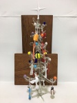 MURANO - Bela Escultura em vidro artístico de Murano representando alegre árvore de Natal adornada por 18 pingentes variados de mesmo feitio. Perfeito estado de conservação, mede aproximadamente 43 cm de altura.