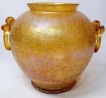 ESTADOS UNIDOS - Belíssimo e charmoso vaso em vidro artístico craquelê em linda tonalidade âmbar com impressionante irridescência á sua volta. Mede 23 x 30 cm. Perfeito estado de conservação. Estados Unidos meados do Século XX.