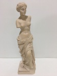 GRÉCIA - Belíssima escultura finamente executada em pó de mármore de ótima qualidade escultórica representando importante deusa grega afrodite, rica em movimentos e detalhes. Mede 25 x 6 x 6 cm.