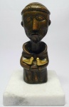 INOS CORRADIN com certificado - ''São Francisco'' - Clássica e belíssima escultura em terracota patinada de excelente qualidade escultórica, elegantemente montada sobre base de mármore nacional dito carrarinha. Assinado Inos. Perfeito estado de conservação. Mede 16 x 10 x 10 cm. Acompanha certificado de autenticidade emitido pelo artista e registrado em cartório. NOTA: Artista premiado e catalogado.1929 Nasce em 14 de novembro, em Vogogna, Piemonti, Itália. Com alguns meses seus pais transferem-se para Montreaux, Suíça Francesa, onde permanece até os 5 anos de idade. Depois, volta para a Itália, em Castelbado, Província de Padova, terra de seus pais, onde passa a infância e juventude. 1945Estuda pintura com o professor Tardivello. 1947Colabora com o pintor Pendini na execução de um mural alusivo aos mártires da resistência italiana, em Castelbaldo, Padova Itália. 1950Chega ao Brasil, estabelecendo-se em Jundiaí, São Paulo. 1951Conhece o pintor argentino Osvaldo Navarro que dirige o Atelier Cooperativa Politone na Vila Mariana, São Paulo. É convidado a fazer parte do núcleo artístico do qual participam, entre outros, os pintores: Ian Woronieki e Geraldo Trindade Leal e mais cinco pintores. 1952Convidado a participar do II Salão Paulista de arte moderna de São Paulo. 1953Chega a Salvador da Bahia com o pintor Trindade Leal. Conhece o grupo artístico baiano da época: Mário Cravo Júnior, Rubens Valentin, Aguinaldo dos Santos, Caribè, Raimundo de Oliveira, Pancetti, Jenner Augusto, Wilson Rocha e Mirabeau Sampaio, o crítico Wilson Rocha e o cantor e compositor Dorival Caymmi. 1954Convidado a participar do Salão Nacional de Arte Moderna do Rio de Janeiro.Osvaldo Gil Navarro o convida a participar da equipe de cenógrafos do Ballet do IV Centenário de São Paulo. Executa cenários para ballet e peças teatrais para Rugero Giacobbi e Aldo Cravo.1955Continua ativo como cenógrafo. 1957Começa uma nova fase de sua vida. Chega a Ibiúna, São Paulo, onde pinta e trabalha com os madeireiros que na época tinham na madeira sua principal fonte de economia, de onde extraia madeira para sua pequena fábrica de brinquedos. Nesta cidade, conhece o seu primeiro e mais importante marchand: Américo Reisfeld, que após cessar suas atividades é sucedido por seu genro, o Sr. Josef Bar-Tzion, que o representa em diversas exposições internacionais. 1960Casa-se com Maria Helena Rolin Carmelo com a qual teve três filhos. 1976É representado pela Sra. Carla Surian Albori com exclusividade européia. 1977Faz sua primeira exposição individual na Galeria de Arte André São Paulo, hoje denominada Nova André Galeria, onde trabalhou com exclusividade para André Blau, desde o começo da década de 60. 1979Contratado para pintar um cenário 8 x 11m para o teatro de Rovigo Itália 1990A Prefeitura de Jundiaí adquire 5 obras, com motivos religiosos, que estão expostos no Velório Municipal Adamastor Fernandes. 1993A Prefeitura Municipal de Jundiaí lhe presta uma homenagem pelos seus 40 Anos de Pintura, organizando uma exposição retrospectiva no Paço Municipal Nova Jundiaí, com obras emprestadas por inúmeros colecionadores. 1997Lança o livro La Visione Incantata na Nova André Galeria, em S.Paulo, com uma exposição. (livro lançado simultaneamente no Brasil e na Europa), lançado por Edas Edizioni DArte Surian. 2001Lança seu livro Venticinque Anni di mostre in Europa, lançado por Edas Edizioni DArte Surian. 2002A Companhia Italiana Costa Navegações lança ao mar o navio Costa Atlântica em Veneza e o contrata para decorar suas cabines com 800 serigrafias e 42 óleos sobre tela.Passa a fazer parte dos anais da Câmara Federal com discurso feito pelo Deputado Federal André Benassi ressaltando sua importância na pintura no Brasil e exterior. 2004Comemora 50 anos de pintura com uma super exposição no Hotel Intercontinental, na Al.Santos em S.Paulo, onde lançou seu livro 50 Anos de Pintura, editado por Auderi Martins. 2005É solicitado pela Prefeitura Municipal de Jundiaí, através do Prefeito Ary Fossen para criar um selo comemorativo dos 350 anos da cidade. Este selo também foi lançado pela Empresa Brasileira de Correios e Telégrafos. 2006É homenageado pela Associação Terapêutica de Estimulação Auditiva e Linguagem - ATEAL, juntamente com a Prefeitura Municipal de Jundiaí, em função de sua benemerência com as crianças assistidas dessa ONG, que inclusive reproduziram de forma singular algumas de suas obras. 2007Pinta o óleo sobre tela Tributo à Serra do Japi (l,80 x 9,00m), cuja réplica transformada num painel de 9,00 e 4,5 metros, encontra-se em exposição permanente na Rodoviária de Jundiaí, a convite do Prefeito Ary Fossen. 2008Lançamento do documentário INOS que traça um panorama de sua vida artística nos seus 56 anos de carreira, bem como curiosidades de sua vida pessoal. 2009Ano em que Inos completa 80 anos. As comemorações começaram em maio, na Itália, onde ele foi homenageado pela Prefeitura de Padova, através do Prefeito Flavio Zanonato, com uma exposição num Palácio Medieval do século XVI, na Salla della Gran Guardia na Piazza dei Signori.Em setembro, Inos fecha as comemorações com uma grande exposição na Nova André Galeria, onde trabalhou com exclusividade por 30 anos. Inos retorna à sua velha casa, depois de percorrer um longo caminho com mais de 200 exposições internacionais.Ainda em 2009,lança a 2ª edição do livro 50 Anos de Pintura com uma noite de autógrafos na Livraria da Vila, Al.Lorena em S.Paulo; 2010A Prefeitura de Jundiaí, por iniciativa do prefeito, Sr. Miguel Haddad, presta-lhe uma homenagem pelos seus 80 anos com uma exposição de esculturas e fotos de sua carreira ao lado de familiares e celebridades do mundo das artes, da música e da política nacional e internacional. O momento mais emocionante da homenagem foi o espetáculo musical, organizado por sua assessora Sandra Carnio, chamado Um concerto para Inos com músicas que retrataram momentos marcantes da vida do pintor, tendo à frente a cantora Clarina Fasanaro e músicos convidados.A convite do artista Ivald Granato passa a integrar o Grupo dos Onze (G11). O referido grupo é composto de renomados artistas da atualidade, dentre eles Cláudio Tozzi, Mario Gruber, Peticov, entre outros.A escultura O Saxofonista é escolhida para premiar sessenta grandes nomes da indústria musical brasileira no evento Expo Show Business, promovido por Tom Gomes. Dentre os premiados, Dody Serena, empresário do cantor Roberto Carlos, Guto Graça Mello, produtor musical da TV Globo, Marcelo Castello Branco, presidente da gravadora EMI e José Celso Guida, diretor geral da gravadora Biscoito Fino. 2011É homenageado com a exposição Gabinete de Arte Inos Corradin na Câmara Federal Brasília - DF , por ocasião do Momento Itália/Brasil. Inos que chegou ao Brasil na década de 50 é um símbolo da ligação e amizade entre brasileiros e italianos. 2013É homenageado na cidade de Padova - Itália, com o prêmio "Città di Padova 2013" pela sua trajetória artística.