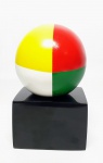 INOS CORRADIN com certificado - ´´O SÍMBOLO´´ - Raríssima e linda escultura em bela técnica de fiberglass de excepcional qualidade escultórica representando clássica bola de malabares elegantemente montada sobre base de mesmo feitio. Assinado Inos. Perfeito estado de conservação. Mede 15 x 8,5 x 7 cm. Acompanha certificado de autenticidade emitido pelo artista e registrado em cartório. NOTA: Artista premiado e catalogado. 1929 Nasce em 14 de novembro, em Vogogna, Piemonti, Itália. Com alguns meses seus pais transferem-se para Montreaux, Suíça Francesa, onde permanece até os 5 anos de idade. Depois, volta para a Itália, em Castelbado, Província de Padova, terra de seus pais, onde passa a infância e juventude. 1945Estuda pintura com o professor Tardivello. 1947Colabora com o pintor Pendini na execução de um mural alusivo aos mártires da resistência italiana, em Castelbaldo, Padova Itália. 1950Chega ao Brasil, estabelecendo-se em Jundiaí, São Paulo. 1951Conhece o pintor argentino Osvaldo Navarro que dirige o Atelier Cooperativa Politone na Vila Mariana, São Paulo. É convidado a fazer parte do núcleo artístico do qual participam, entre outros, os pintores: Ian Woronieki e Geraldo Trindade Leal e mais cinco pintores. 1952Convidado a participar do II Salão Paulista de arte moderna de São Paulo. 1953Chega a Salvador da Bahia com o pintor Trindade Leal. Conhece o grupo artístico baiano da época: Mário Cravo Júnior, Rubens Valentin, Aguinaldo dos Santos, Caribè, Raimundo de Oliveira, Pancetti, Jenner Augusto, Wilson Rocha e Mirabeau Sampaio, o crítico Wilson Rocha e o cantor e compositor Dorival Caymmi. 1954Convidado a participar do Salão Nacional de Arte Moderna do Rio de Janeiro.Osvaldo Gil Navarro o convida a participar da equipe de cenógrafos do Ballet do IV Centenário de São Paulo. Executa cenários para ballet e peças teatrais para Rugero Giacobbi e Aldo Cravo.1955Continua ativo como cenógrafo. 1957Começa uma nova fase de sua vida. Chega a Ibiúna, São Paulo, onde pinta e trabalha com os madeireiros que na época tinham na madeira sua principal fonte de economia, de onde extraia madeira para sua pequena fábrica de brinquedos. Nesta cidade, conhece o seu primeiro e mais importante marchand: Américo Reisfeld, que após cessar suas atividades é sucedido por seu genro, o Sr. Josef Bar-Tzion, que o representa em diversas exposições internacionais. 1960Casa-se com Maria Helena Rolin Carmelo com a qual teve três filhos. 1976É representado pela Sra. Carla Surian Albori com exclusividade européia. 1977Faz sua primeira exposição individual na Galeria de Arte André São Paulo, hoje denominada Nova André Galeria, onde trabalhou com exclusividade para André Blau, desde o começo da década de 60. 1979Contratado para pintar um cenário 8 x 11m para o teatro de Rovigo Itália 1990A Prefeitura de Jundiaí adquire 5 obras, com motivos religiosos, que estão expostos no Velório Municipal Adamastor Fernandes. 1993A Prefeitura Municipal de Jundiaí lhe presta uma homenagem pelos seus 40 Anos de Pintura, organizando uma exposição retrospectiva no Paço Municipal Nova Jundiaí, com obras emprestadas por inúmeros colecionadores. 1997Lança o livro La Visione Incantata na Nova André Galeria, em S.Paulo, com uma exposição. (livro lançado simultaneamente no Brasil e na Europa), lançado por Edas Edizioni DArte Surian. 2001Lança seu livro Venticinque Anni di mostre in Europa, lançado por Edas Edizioni DArte Surian. 2002A Companhia Italiana Costa Navegações lança ao mar o navio Costa Atlântica em Veneza e o contrata para decorar suas cabines com 800 serigrafias e 42 óleos sobre tela.Passa a fazer parte dos anais da Câmara Federal com discurso feito pelo Deputado Federal André Benassi ressaltando sua importância na pintura no Brasil e exterior. 2004Comemora 50 anos de pintura com uma super exposição no Hotel Intercontinental, na Al.Santos em S.Paulo, onde lançou seu livro 50 Anos de Pintura, editado por Auderi Martins. 2005É solicitado pela Prefeitura Municipal de Jundiaí, através do Prefeito Ary Fossen para criar um selo comemorativo dos 350 anos da cidade. Este selo também foi lançado pela Empresa Brasileira de Correios e Telégrafos. 2006É homenageado pela Associação Terapêutica de Estimulação Auditiva e Linguagem - ATEAL, juntamente com a Prefeitura Municipal de Jundiaí, em função de sua benemerência com as crianças assistidas dessa ONG, que inclusive reproduziram de forma singular algumas de suas obras. 2007Pinta o óleo sobre tela Tributo à Serra do Japi (l,80 x 9,00m), cuja réplica transformada num painel de 9,00 e 4,5 metros, encontra-se em exposição permanente na Rodoviária de Jundiaí, a convite do Prefeito Ary Fossen. 2008Lançamento do documentário INOS que traça um panorama de sua vida artística nos seus 56 anos de carreira, bem como curiosidades de sua vida pessoal. 2009Ano em que Inos completa 80 anos. As comemorações começaram em maio, na Itália, onde ele foi homenageado pela Prefeitura de Padova, através do Prefeito Flavio Zanonato, com uma exposição num Palácio Medieval do século XVI, na Salla della Gran Guardia na Piazza dei Signori.Em setembro, Inos fecha as comemorações com uma grande exposição na Nova André Galeria, onde trabalhou com exclusividade por 30 anos. Inos retorna à sua velha casa, depois de percorrer um longo caminho com mais de 200 exposições internacionais.Ainda em 2009,lança a 2ª edição do livro 50 Anos de Pintura com uma noite de autógrafos na Livraria da Vila, Al.Lorena em S.Paulo; 2010A Prefeitura de Jundiaí, por iniciativa do prefeito, Sr. Miguel Haddad, presta-lhe uma homenagem pelos seus 80 anos com uma exposição de esculturas e fotos de sua carreira ao lado de familiares e celebridades do mundo das artes, da música e da política nacional e internacional. O momento mais emocionante da homenagem foi o espetáculo musical, organizado por sua assessora Sandra Carnio, chamado Um concerto para Inos com músicas que retrataram momentos marcantes da vida do pintor, tendo à frente a cantora Clarina Fasanaro e músicos convidados.A convite do artista Ivald Granato passa a integrar o Grupo dos Onze (G11). O referido grupo é composto de renomados artistas da atualidade, dentre eles Cláudio Tozzi, Mario Gruber, Peticov, entre outros.A escultura O Saxofonista é escolhida para premiar sessenta grandes nomes da indústria musical brasileira no evento Expo Show Business, promovido por Tom Gomes. Dentre os premiados, Dody Serena, empresário do cantor Roberto Carlos, Guto Graça Mello, produtor musical da TV Globo, Marcelo Castello Branco, presidente da gravadora EMI e José Celso Guida, diretor geral da gravadora Biscoito Fino. 2011É homenageado com a exposição Gabinete de Arte Inos Corradin na Câmara Federal Brasília - DF , por ocasião do Momento Itália/Brasil. Inos que chegou ao Brasil na década de 50 é um símbolo da ligação e amizade entre brasileiros e italianos. 2013É homenageado na cidade de Padova - Itália, com o prêmio "Città di Padova 2013" pela sua trajetória artística.