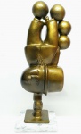 INOS CORRADIN com certificado - ''Equilibrista'' - Elegante e belíssima rara escultura em terracota com técnica patinada de excelente qualidade escultórica, elegantemente montada sobre base de mármore italiano dito Carrara. Assinado Inos. Perfeito estado de conservação. Mede 36 x 12 x 10 cm. Acompanha certificado de autenticidade emitido pelo artista e registrado em cartório. NOTA: Artista premiado e catalogado.1929 Nasce em 14 de novembro, em Vogogna, Piemonti, Itália. Com alguns meses seus pais transferem-se para Montreaux, Suíça Francesa, onde permanece até os 5 anos de idade. Depois, volta para a Itália, em Castelbado, Província de Padova, terra de seus pais, onde passa a infância e juventude. 1945 estuda pintura com o professor Tardivello. 1947Colabora com o pintor Pendini na execução de um mural alusivo aos mártires da resistência italiana, em Castelbaldo, Padova Itália. 1950Chega ao Brasil, estabelecendo-se em Jundiaí, São Paulo. 1951Conhece o pintor argentino Osvaldo Navarro que dirige o Atelier Cooperativa Politone na Vila Mariana, São Paulo. É convidado a fazer parte do núcleo artístico do qual participam, entre outros, os pintores: Ian Woronieki e Geraldo Trindade Leal e mais cinco pintores. 1952Convidado a participar do II Salão Paulista de arte moderna de São Paulo. 1953Chega a Salvador da Bahia com o pintor Trindade Leal. Conhece o grupo artístico baiano da época: Mário Cravo Júnior, Rubens Valentin, Aguinaldo dos Santos, Caribè, Raimundo de Oliveira, Pancetti, Jenner Augusto, Wilson Rocha e Mirabeau Sampaio, o crítico Wilson Rocha e o cantor e compositor Dorival Caymmi. 1954Convidado a participar do Salão Nacional de Arte Moderna do Rio de Janeiro.Osvaldo Gil Navarro o convida a participar da equipe de cenógrafos do Ballet do IV Centenário de São Paulo. Executa cenários para ballet e peças teatrais para Rugero Giacobbi e Aldo Cravo.1955Continua ativo como cenógrafo. 1957Começa uma nova fase de sua vida. Chega a Ibiúna, São Paulo, onde pinta e trabalha com os madeireiros que na época tinham na madeira sua principal fonte de economia, de onde extraia madeira para sua pequena fábrica de brinquedos. Nesta cidade, conhece o seu primeiro e mais importante marchand: Américo Reisfeld, que após cessar suas atividades é sucedido por seu genro, o Sr. Josef Bar-Tzion, que o representa em diversas exposições internacionais. 1960Casa-se com Maria Helena Rolin Carmelo com a qual teve três filhos. 1976É representado pela Sra. Carla Surian Albori com exclusividade européia. 1977Faz sua primeira exposição individual na Galeria de Arte André São Paulo, hoje denominada Nova André Galeria, onde trabalhou com exclusividade para André Blau, desde o começo da década de 60. 1979Contratado para pintar um cenário 8 x 11m para o teatro de Rovigo Itália 1990A Prefeitura de Jundiaí adquire 5 obras, com motivos religiosos, que estão expostos no Velório Municipal Adamastor Fernandes. 1993A Prefeitura Municipal de Jundiaí lhe presta uma homenagem pelos seus 40 Anos de Pintura, organizando uma exposição retrospectiva no Paço Municipal Nova Jundiaí, com obras emprestadas por inúmeros colecionadores. 1997Lança o livro La Visione Incantata na Nova André Galeria, em S.Paulo, com uma exposição. (livro lançado simultaneamente no Brasil e na Europa), lançado por Edas Edizioni DArte Surian. 2001Lança seu livro Venticinque Anni di mostre in Europa, lançado por Edas Edizioni DArte Surian. 2002A Companhia Italiana Costa Navegações lança ao mar o navio Costa Atlântica em Veneza e o contrata para decorar suas cabines com 800 serigrafias e 42 óleos sobre tela.Passa a fazer parte dos anais da Câmara Federal com discurso feito pelo Deputado Federal André Benassi ressaltando sua importância na pintura no Brasil e exterior. 2004Comemora 50 anos de pintura com uma super exposição no Hotel Intercontinental, na Al.Santos em S.Paulo, onde lançou seu livro 50 Anos de Pintura, editado por Auderi Martins. 2005É solicitado pela Prefeitura Municipal de Jundiaí, através do Prefeito Ary Fossen para criar um selo comemorativo dos 350 anos da cidade. Este selo também foi lançado pela Empresa Brasileira de Correios e Telégrafos. 2006É homenageado pela Associação Terapêutica de Estimulação Auditiva e Linguagem - ATEAL, juntamente com a Prefeitura Municipal de Jundiaí, em função de sua benemerência com as crianças assistidas dessa ONG, que inclusive reproduziram de forma singular algumas de suas obras. 2007Pinta o óleo sobre tela Tributo à Serra do Japi (l,80 x 9,00m), cuja réplica transformada num painel de 9,00 e 4,5 metros, encontra-se em exposição permanente na Rodoviária de Jundiaí, a convite do Prefeito Ary Fossen. 2008Lançamento do documentário INOS que traça um panorama de sua vida artística nos seus 56 anos de carreira, bem como curiosidades de sua vida pessoal. 2009Ano em que Inos completa 80 anos. As comemorações começaram em maio, na Itália, onde ele foi homenageado pela Prefeitura de Padova, através do Prefeito Flavio Zanonato, com uma exposição num Palácio Medieval do século XVI, na Salla della Gran Guardia na Piazza dei Signori.Em setembro, Inos fecha as comemorações com uma grande exposição na Nova André Galeria, onde trabalhou com exclusividade por 30 anos. Inos retorna à sua velha casa, depois de percorrer um longo caminho com mais de 200 exposições internacionais.Ainda em 2009,lança a 2ª edição do livro 50 Anos de Pintura com uma noite de autógrafos na Livraria da Vila, Al.Lorena em S.Paulo; 2010A Prefeitura de Jundiaí, por iniciativa do prefeito, Sr. Miguel Haddad, presta-lhe uma homenagem pelos seus 80 anos com uma exposição de esculturas e fotos de sua carreira ao lado de familiares e celebridades do mundo das artes, da música e da política nacional e internacional. O momento mais emocionante da homenagem foi o espetáculo musical, organizado por sua assessora Sandra Carnio, chamado Um concerto para Inos com músicas que retrataram momentos marcantes da vida do pintor, tendo à frente a cantora Clarina Fasanaro e músicos convidados.A convite do artista Ivald Granato passa a integrar o Grupo dos Onze (G11). O referido grupo é composto de renomados artistas da atualidade, dentre eles Cláudio Tozzi, Mario Gruber, Peticov, entre outros.A escultura O Saxofonista é escolhida para premiar sessenta grandes nomes da indústria musical brasileira no evento Expo Show Business, promovido por Tom Gomes. Dentre os premiados, Dody Serena, empresário do cantor Roberto Carlos, Guto Graça Mello, produtor musical da TV Globo, Marcelo Castello Branco, presidente da gravadora EMI e José Celso Guida, diretor geral da gravadora Biscoito Fino. 2011É homenageado com a exposição Gabinete de Arte Inos Corradin na Câmara Federal Brasília - DF , por ocasião do Momento Itália/Brasil. Inos que chegou ao Brasil na década de 50 é um símbolo da ligação e amizade entre brasileiros e italianos. 2013É homenageado na cidade de Padova - Itália, com o prêmio "Città di Padova 2013" pela sua trajetória artística.